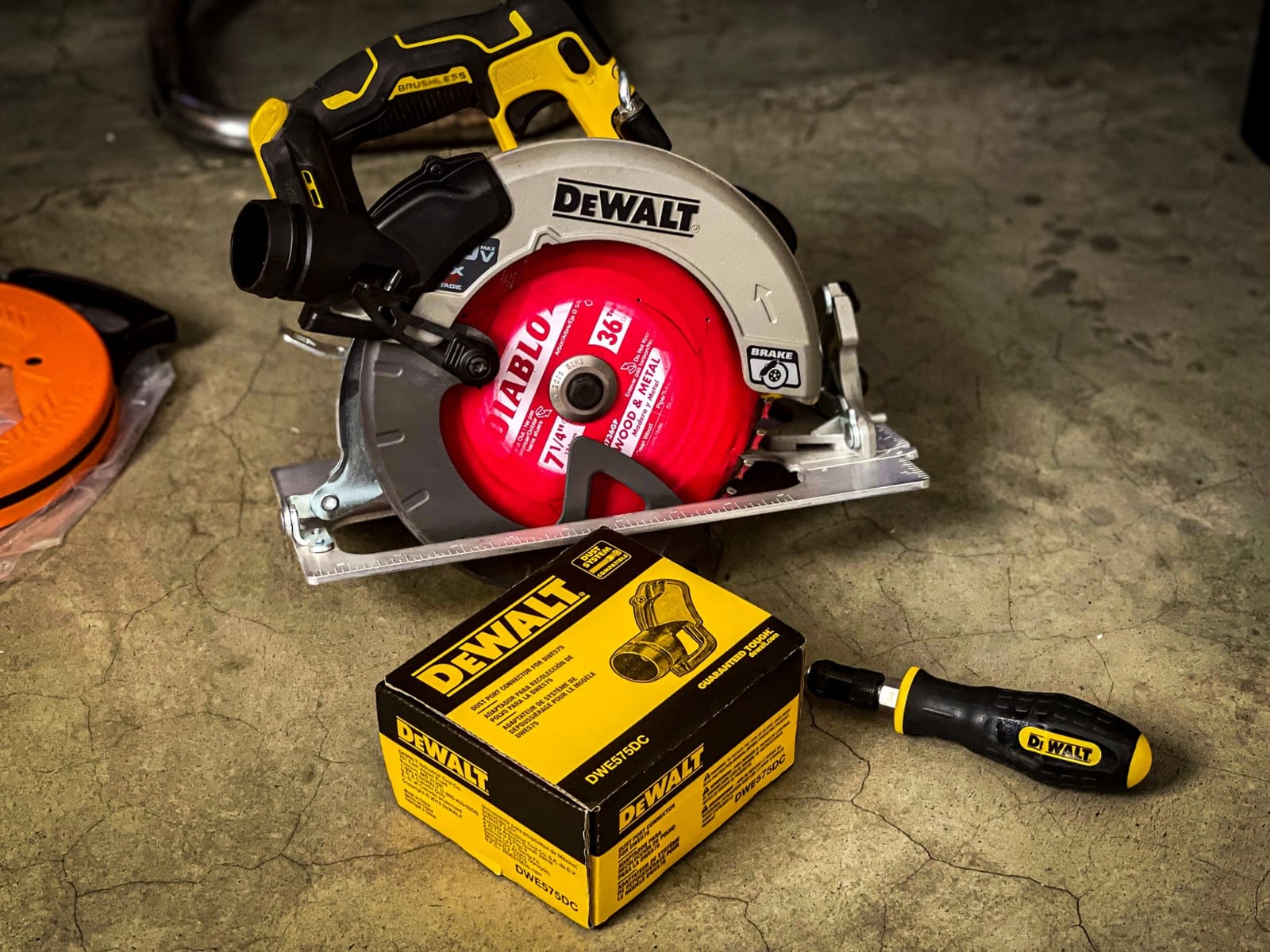 DEWALT FLEXVOLT ADVANTAGE 20V MAX* Circular Saw, 7-1/4-Inch, Cordless, Tool Only (DCS573B) customer photo 2