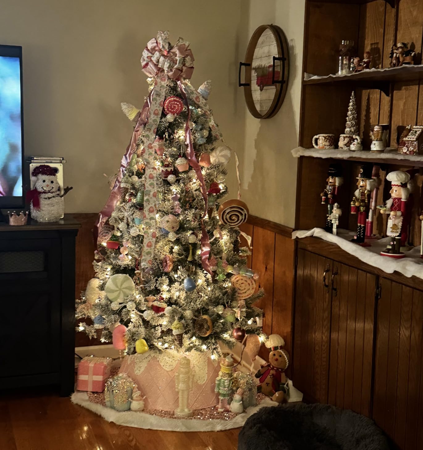Yaheetech 6ft Pre-Lit Snow Flocked Artificial Christmas Tree, 250 Lights customer photo 1