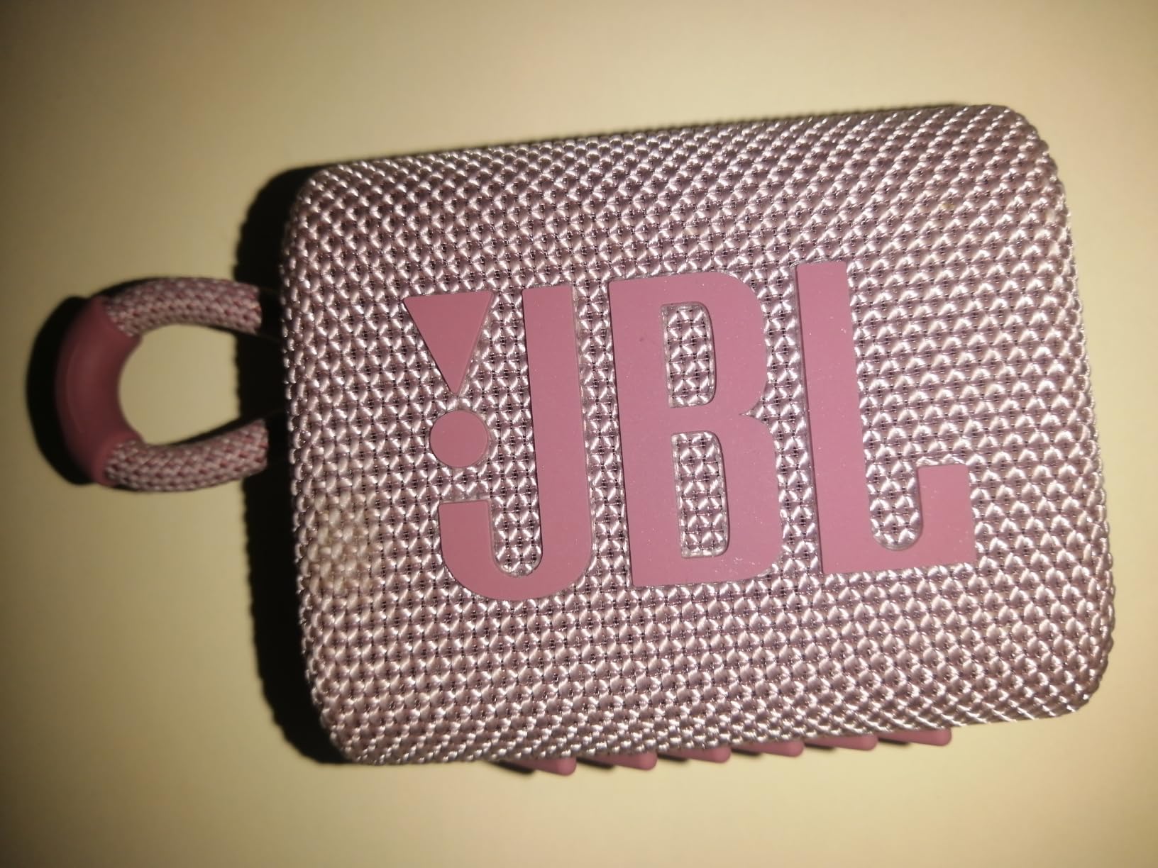 JBL Go 3 - Portable Mini Bluetooth Speaker, big audio and punchy bass, IP67 waterproof and dustproof, 5 hours of playtime, speaker for home, outdoor and travel (White) customer photo 2