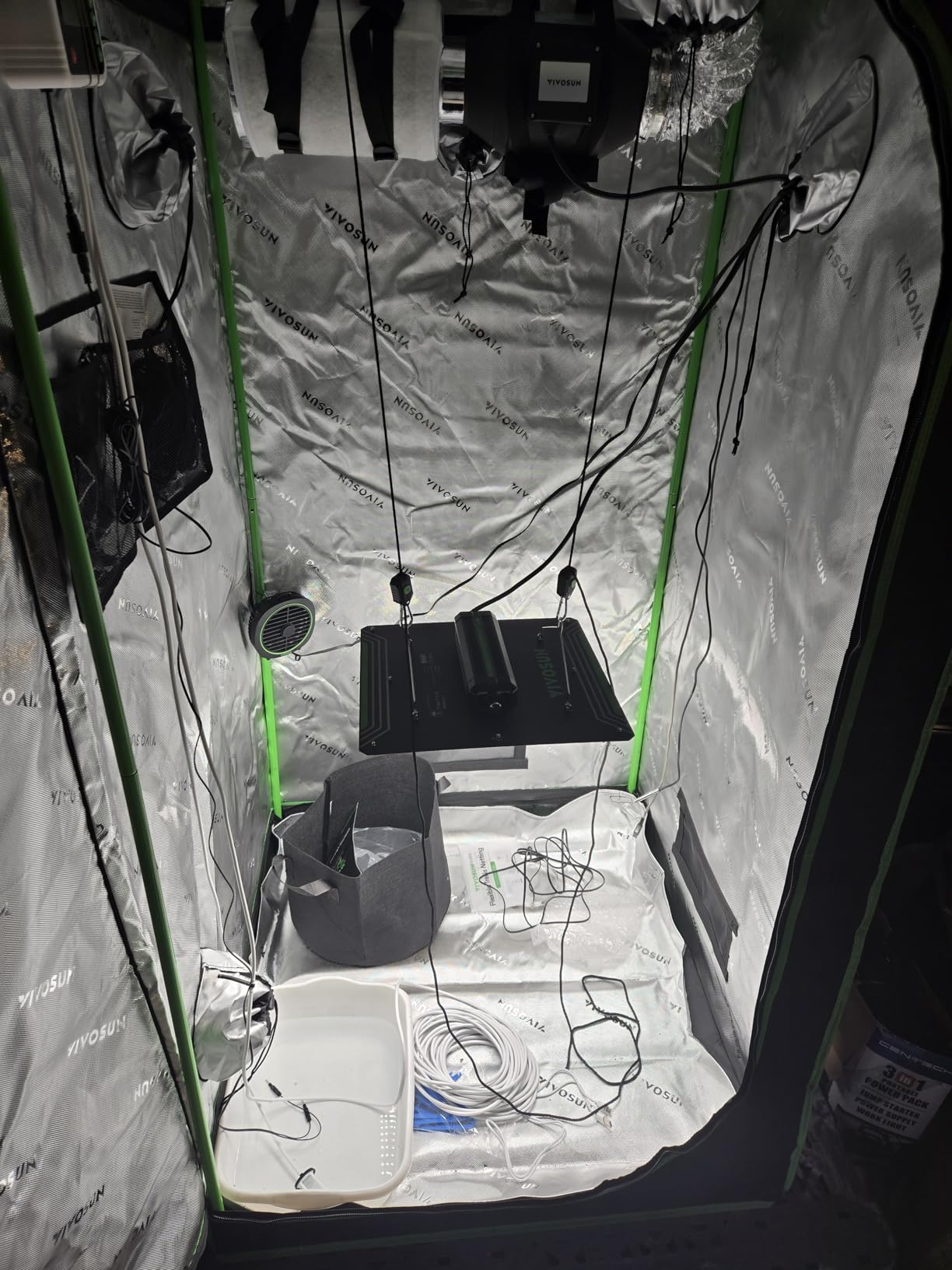 VIVOSUN 2x4 Grow Tent Kit 200W LED A22 WiFi Control Grow System customer photo 2