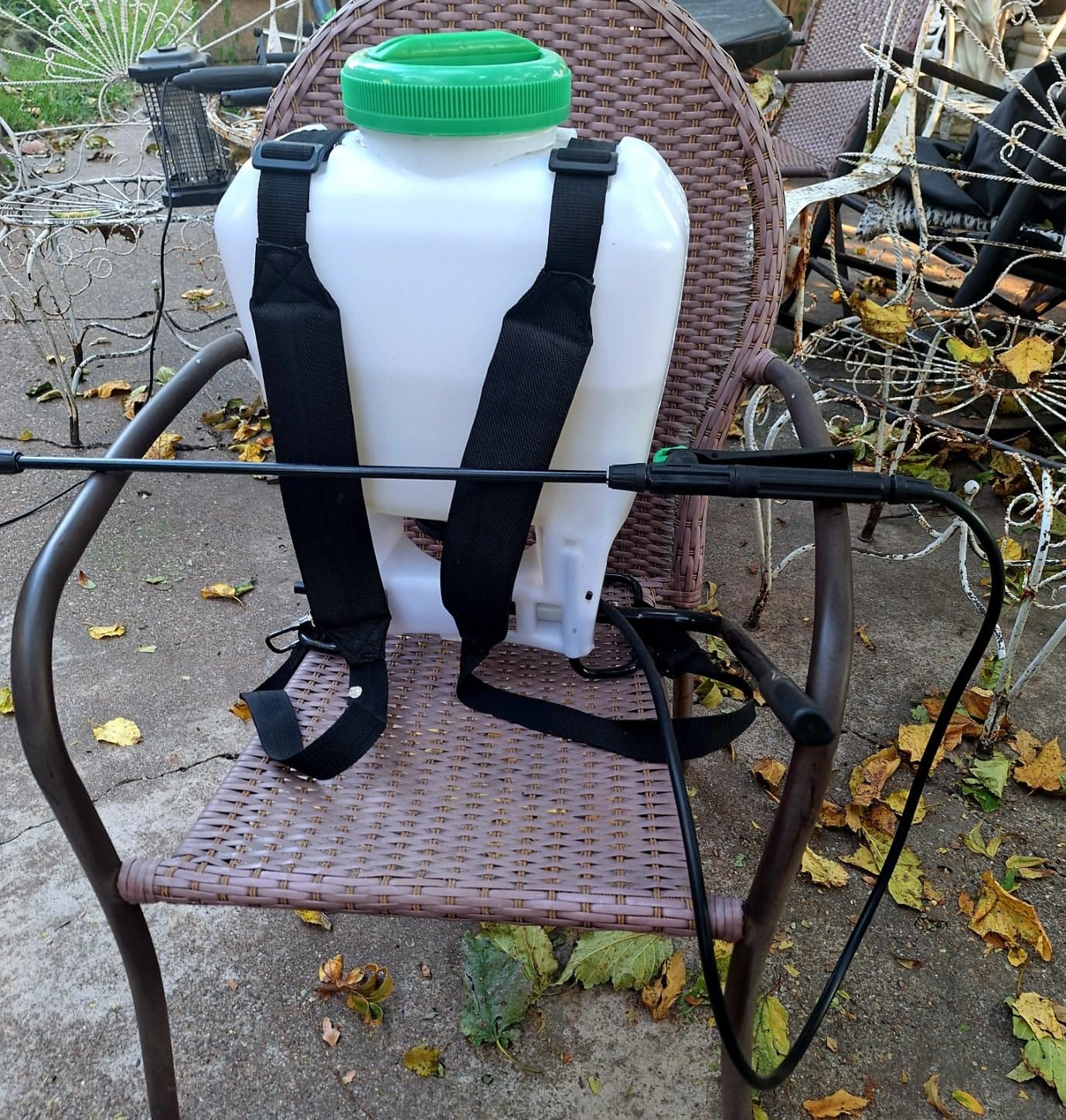 REALWORK 4-Gallon Backpack Sprayer with Padded Shoulder Strap for Pests & Weeds, Watering Garden, and Spraying Plants, in Translucent White customer photo 2