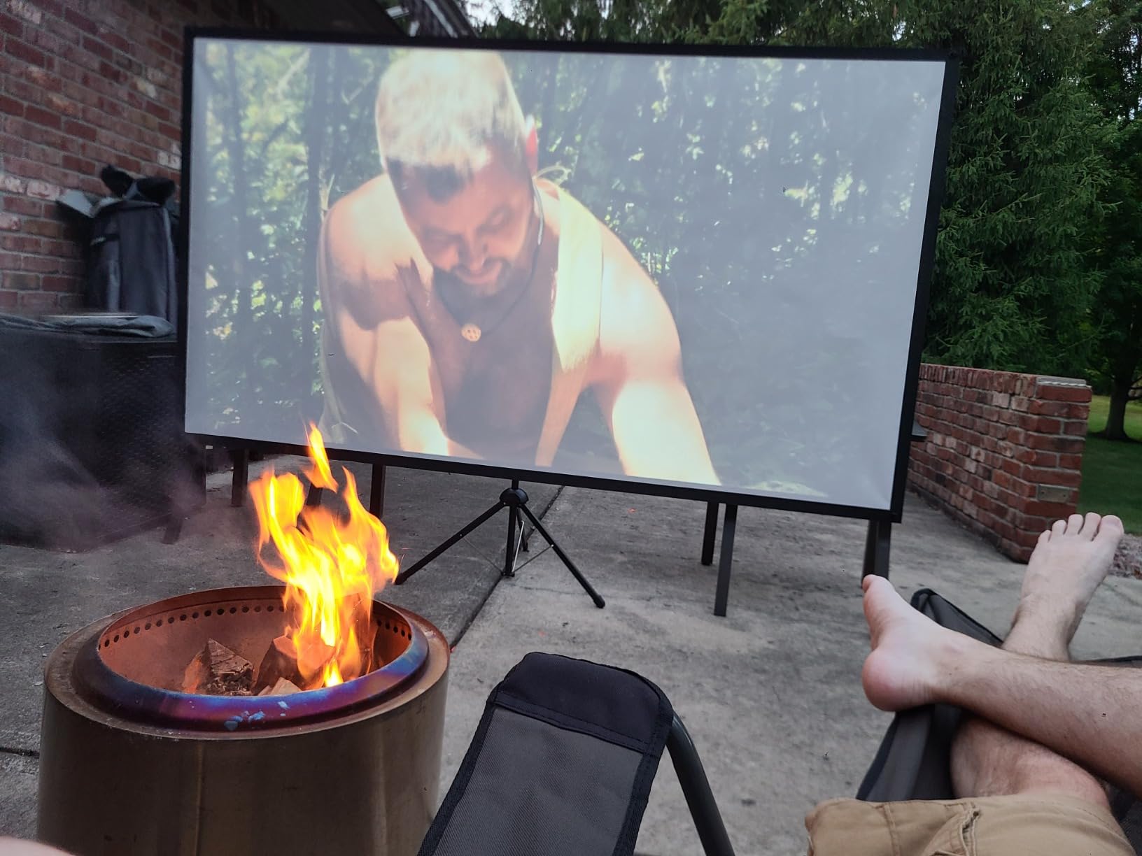 Projector Screen with Stand, 100 Inch Outdoor Projection Screen 16:9 and Tripod Stand, Portable Projector Screen, 1.2 Gain, Lightweight and Compact, Easy Setup, Idea for Home Cinema, Backyard Party. customer photo 2