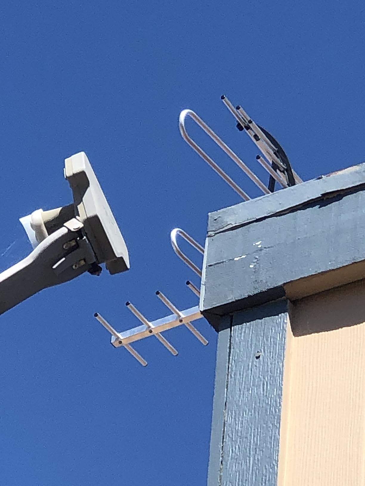 PIBIDI Digital HD TV Antenna, Amplified Attic/Outdoor Antenna, 360 Degree Rotation Wireless Remote, 4K 1080P VHF UHF, Mounting Pole Included, 200 Miles Range customer photo 2