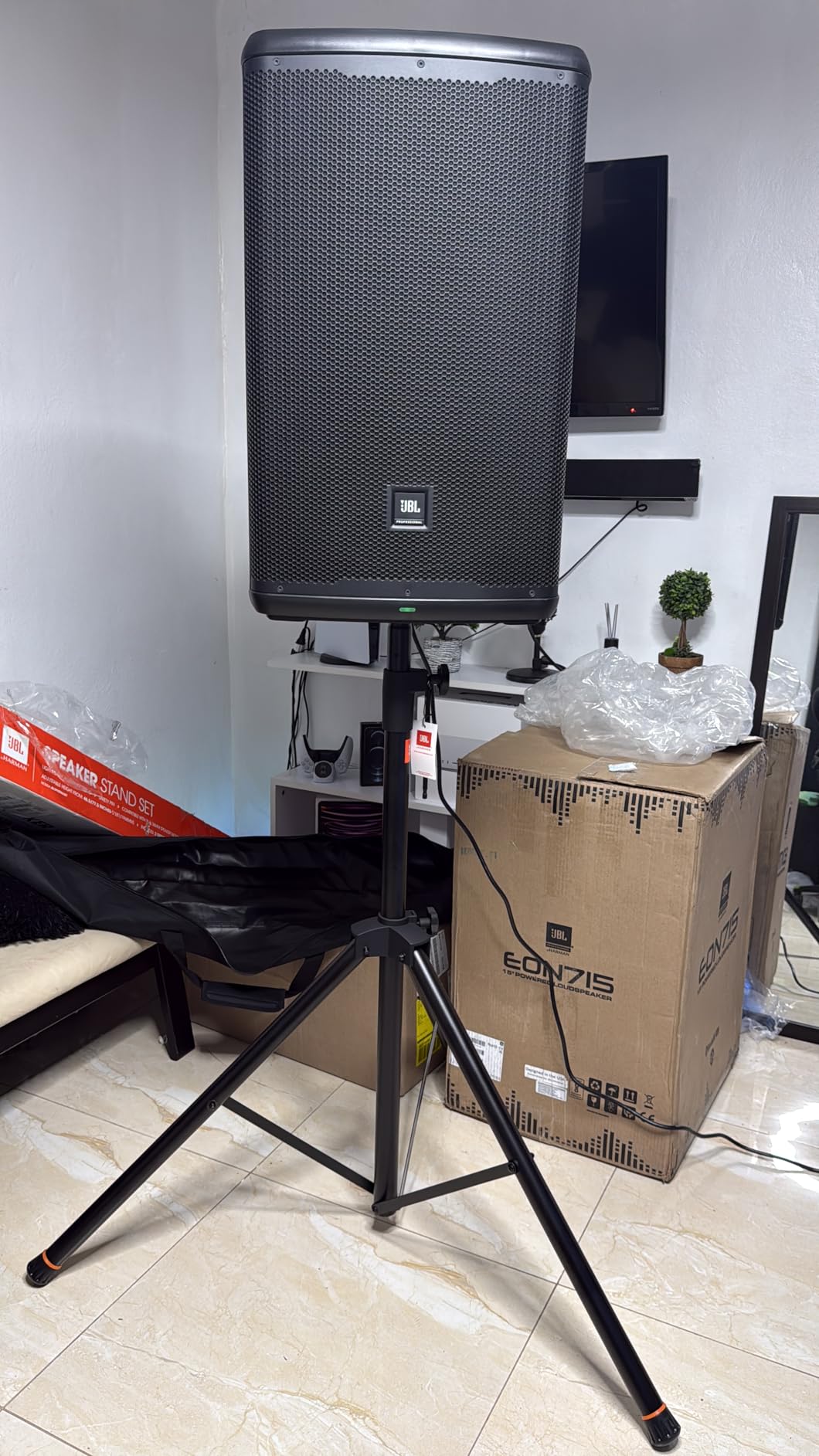 JBL Professional EON715 Powered PA Speaker, Portable Loudspeaker with Bluetooth, 15 inch, 300 Watt, Wired Electric, Black customer photo 1