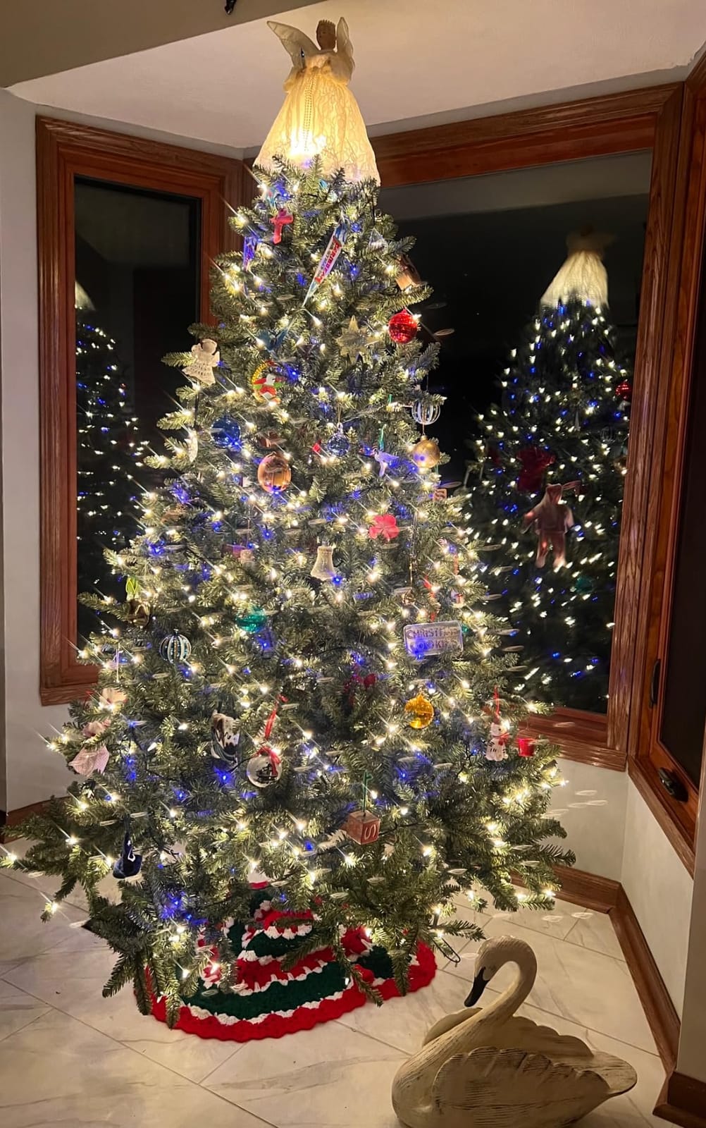 Balsam Hill 9ft Pre-Lit Classic Blue Spruce - Artificial Christmas Tree with 1,500 Clear Incandescent Lights, Easy Plug Technology, Premium Stand for Indoor Holiday Decorating customer photo 1
