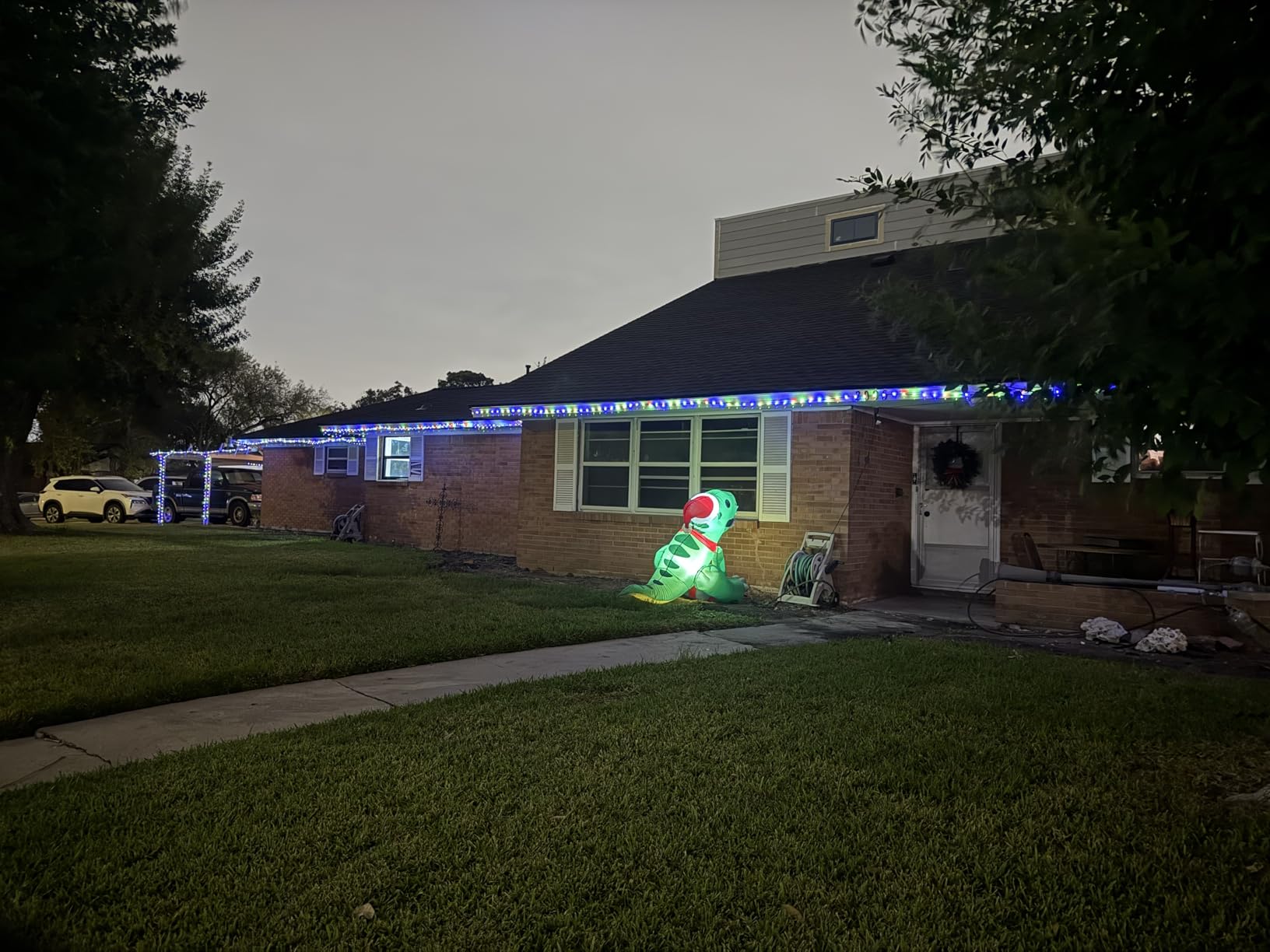 Ollny Christmas Lights 1000 LED 330 FT, IP67 Waterproof Plug in Christmas Tree Lights with Remote, 8 Modes, 3 Timers, Dimmable, House Xmas Indoor Decorations Outdoor Christmas Lights (Multicolored) customer photo 2