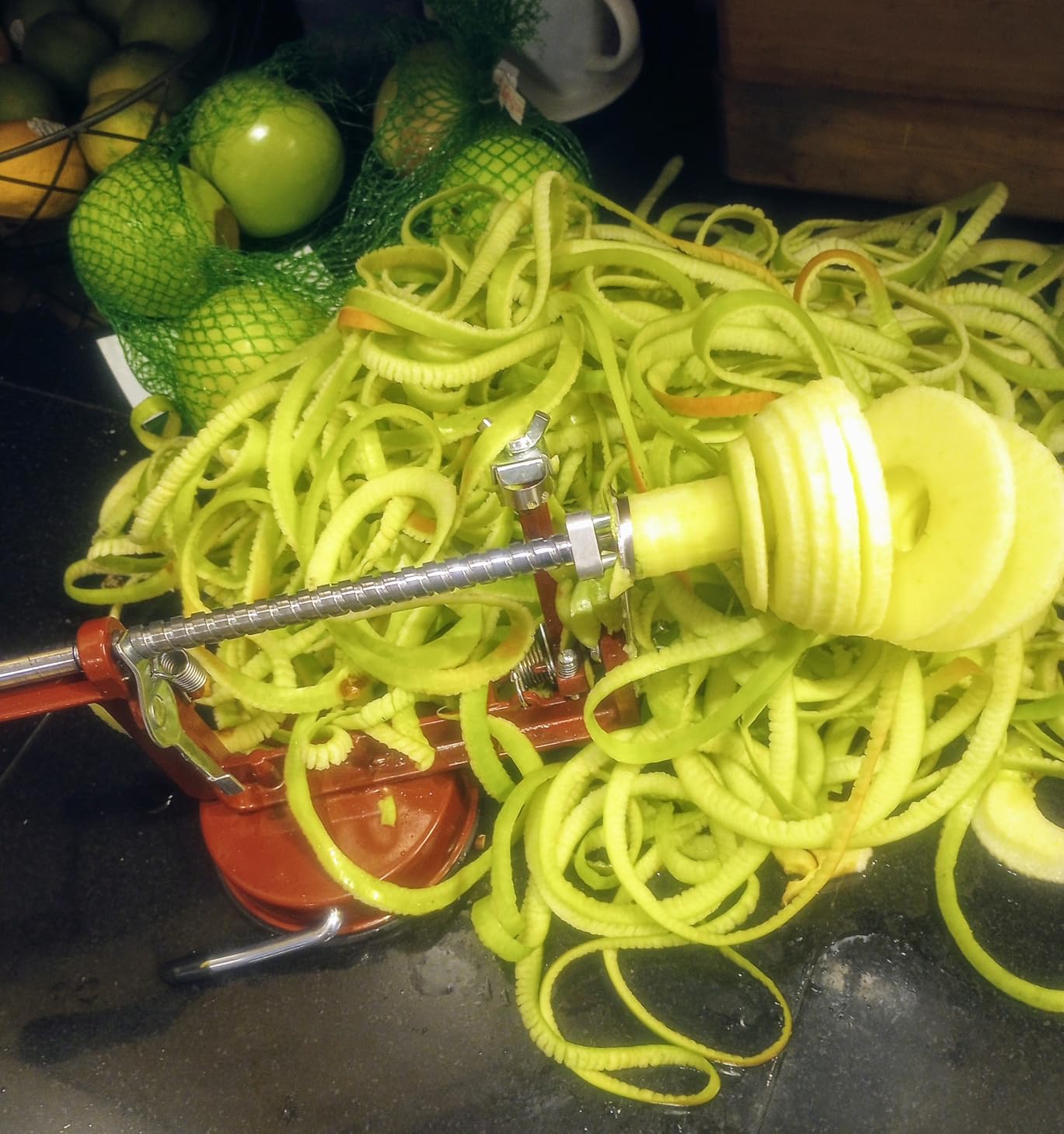 Apple Peeler, Stainless Steel Apple Corer Slicer Peeler, Durable Heavy Duty Die Cast Magnesium Alloy Apple Peeler Slicer Corer(Deepred) customer photo 1