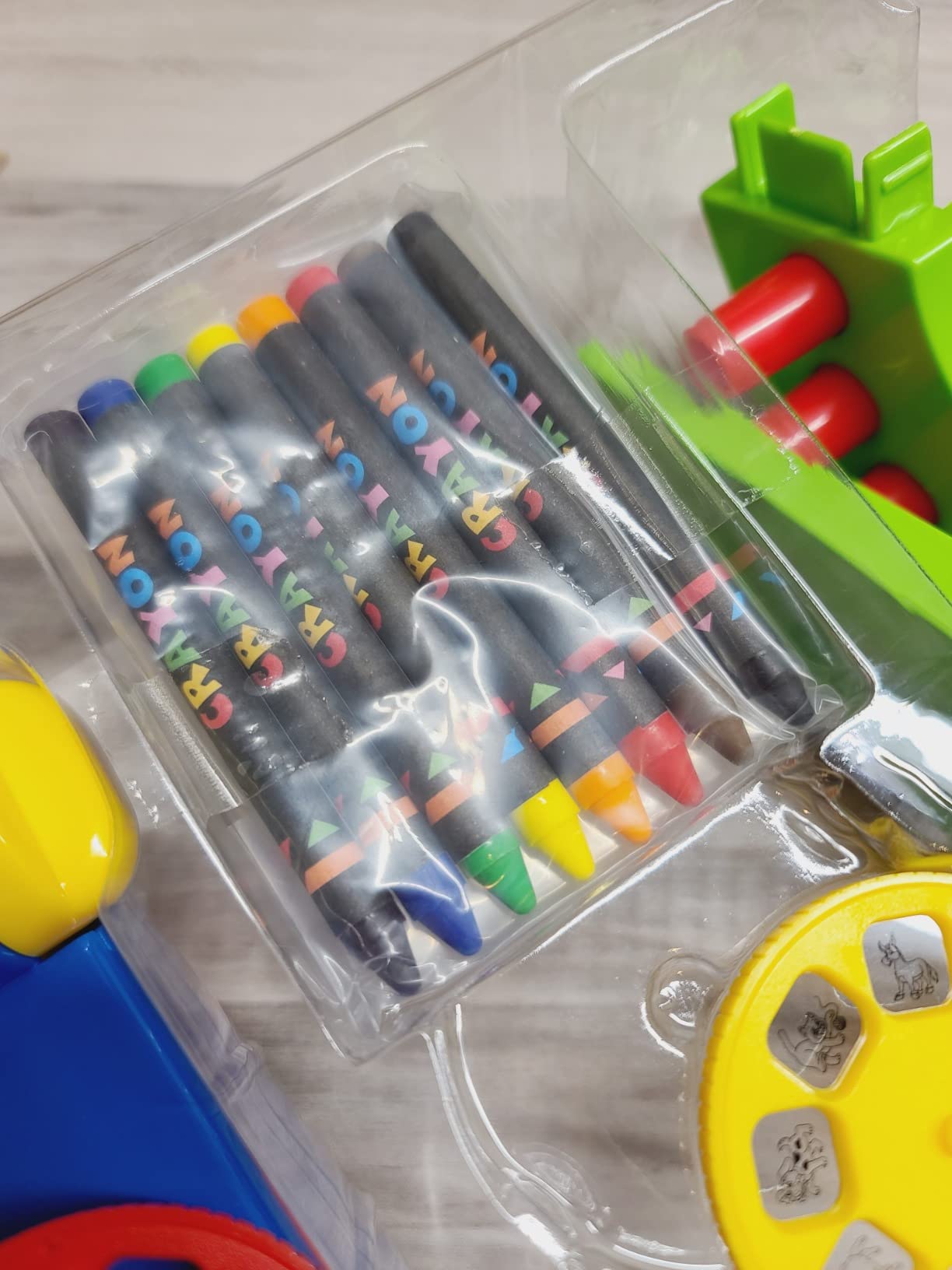 Thin Air Brands Drawing Projector for Kids 3 & Up, Preschool Tracing Projector Kit Includes 32 Animal Drawings on 4 Sturdy Discs, 8 Crayons & 1 Pad of Drawing Paper for Fun Play-Based Learning customer photo 1