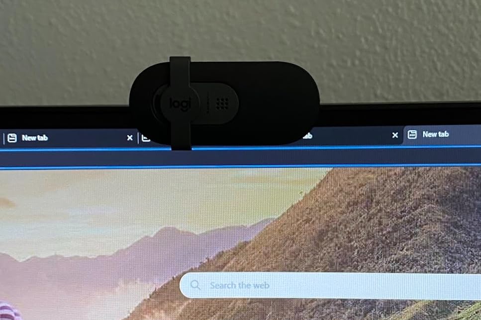 Logitech Brio 101 Full HD 1080p Webcam for Streaming and Meetings - Black customer photo 2