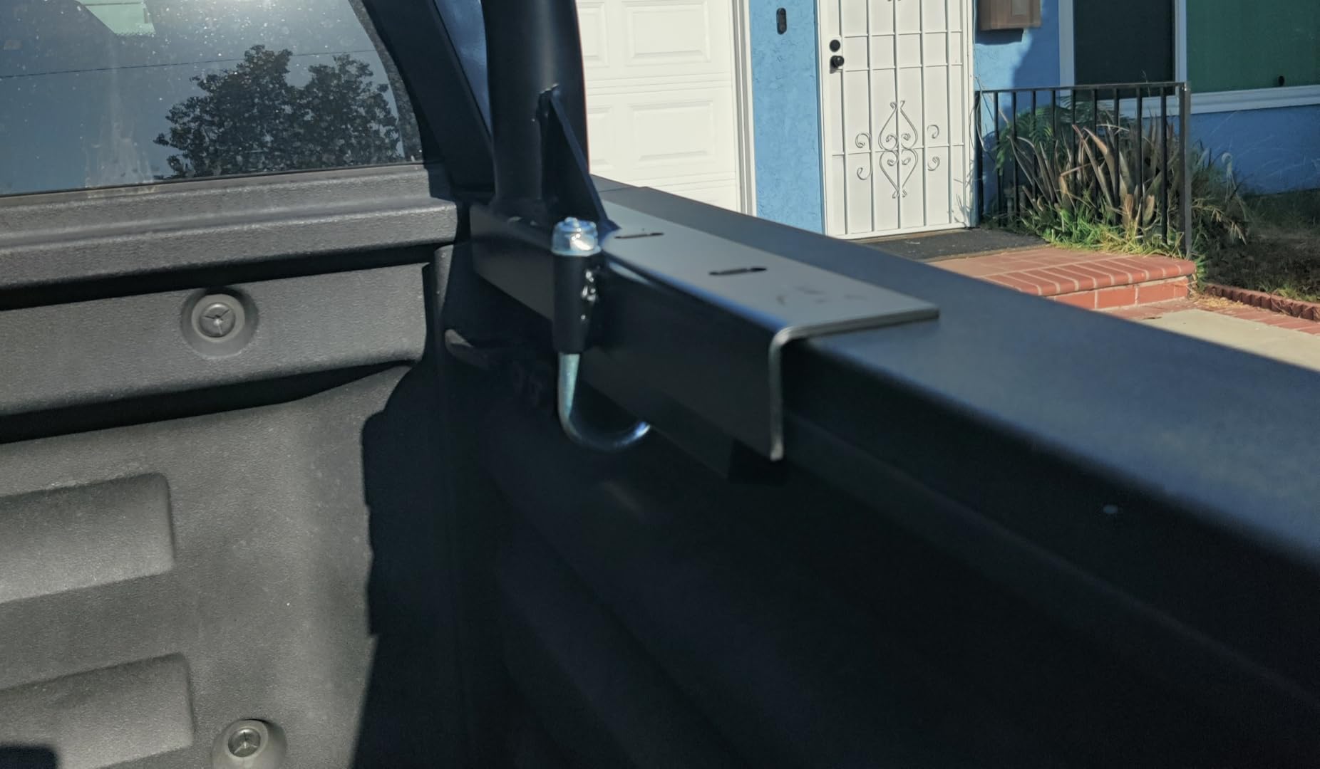 VEVOR Extendable Steel Truck Ladder Rack - 800 lbs Capacity, 46-71 inch, Non-Drilling for Kayak, Surfboard, Lumber, Ladder customer photo 2