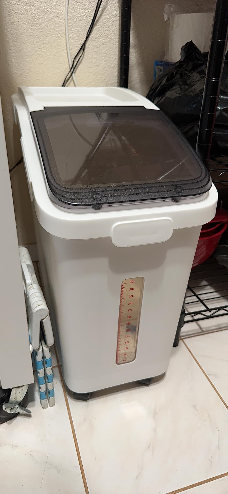 YITAHOME 50L/90lb Large Ingredient Flour Storage Bin, Commercial 11.4-Gallon Rice Storage Container 280 Cups Bulk Flour storage Bins with Wheels,Scoop,Lid and scale, Rice Bin for Kitchen, White customer photo 2