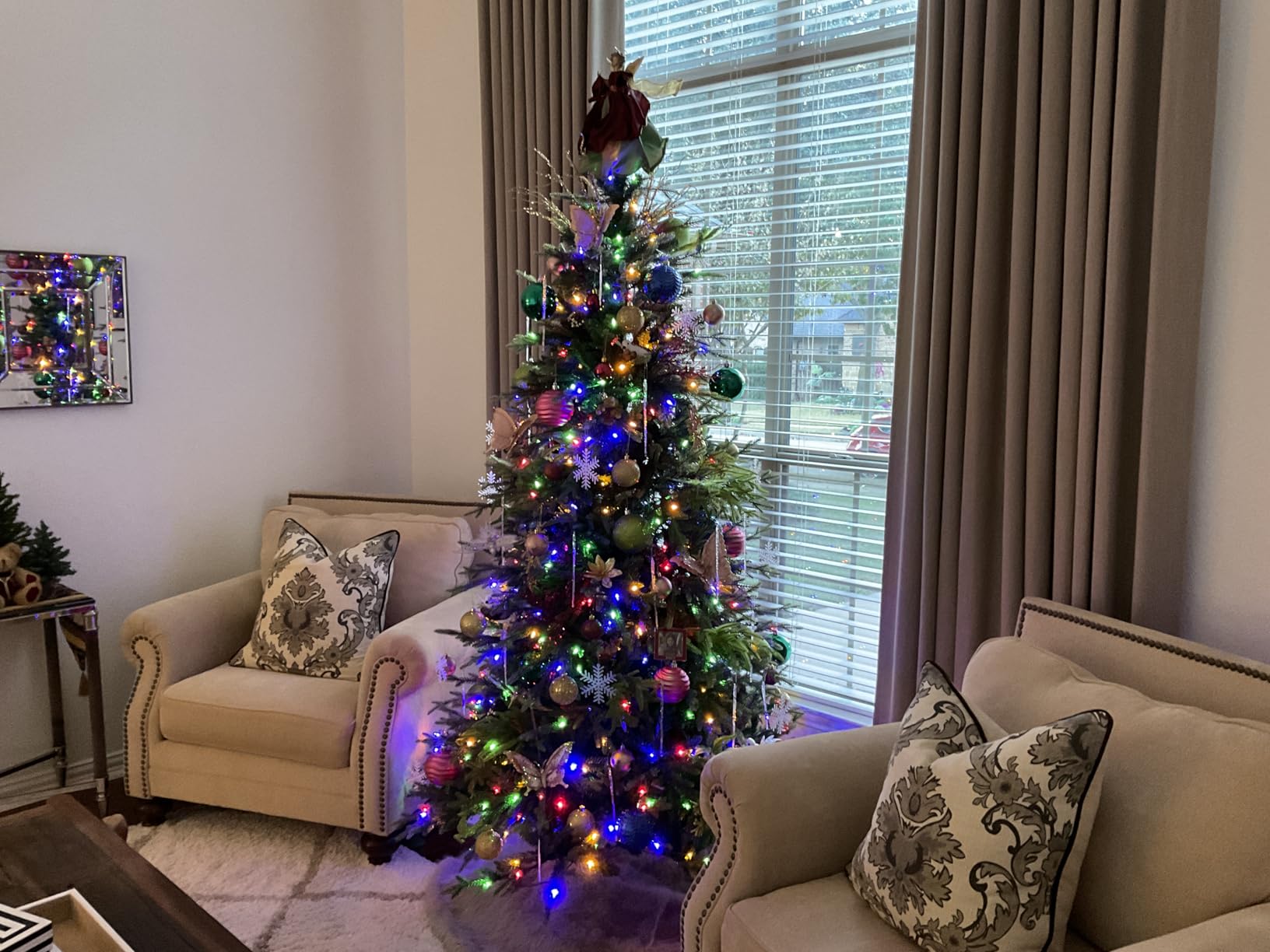 Hykolity 9 ft Prelit Christmas Tree with Realistic PE Foliage | 600 Warm White Led Lights, 5,179 Mixed PE and PVC Tips, Hinged Design and Sturdy Metal Stand customer photo 2