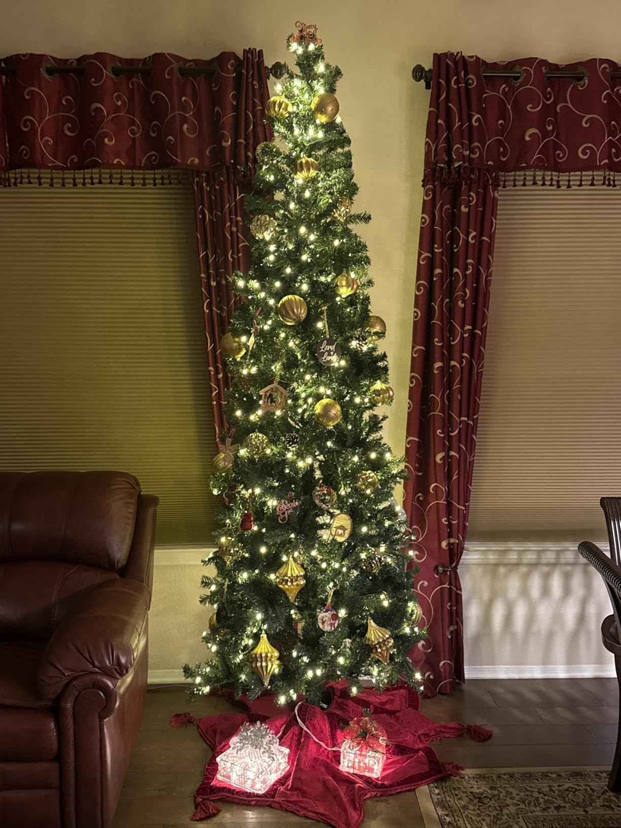 Naomi Home 9ft Slim Christmas Tree with Lights Realistic Skinny Pencil Christmas Tree Prelit with 1455 Branch Tips 500 Warm Lights and Metal Stand customer photo 1