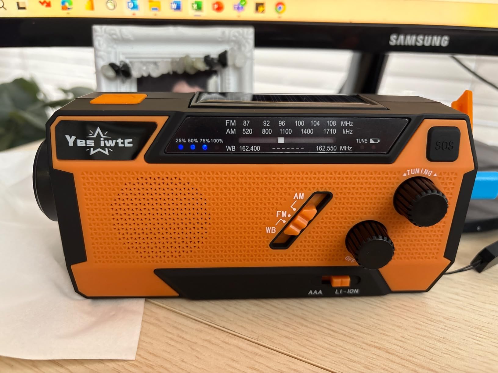 Hand Crank Emergency Radio 7400mWh (2000mAh) Solar Hand Crank Radio customer photo 1