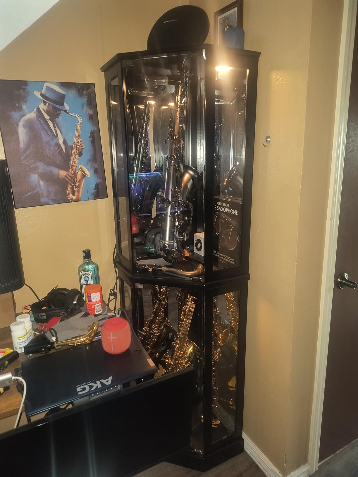 BELLEZE Lighted 3-Side Glass Display Curio Cabinet with Tempered Glass Doors and Shelves, Curved Wood Corner Cabinet with Bulb, Corner Curio Storage Rack for Bar and Liquor Storage - Ashfield (Black) customer photo 2