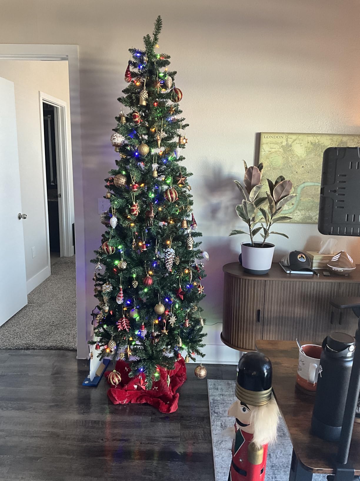 Hykolity 6ft Prelit Pencil Slim Christmas Tree with 200 Color Changing LED Lights, 544 Branch Tips, Metal Stand and Hinged Branches, 10 Color Modes customer photo 1
