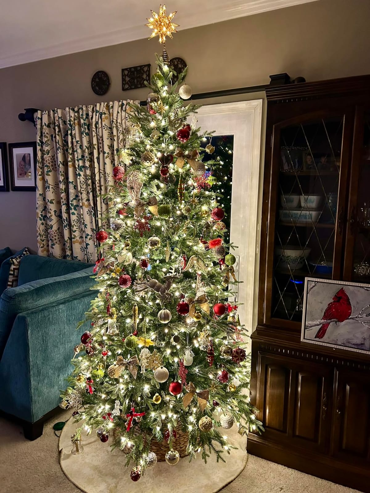 Hykolity 7.5 ft Prelit Flocked Christmas Tree with Realistic PE Foliage, 450 Warm White Led Lights, 3,325 Mixed Tips customer photo 1