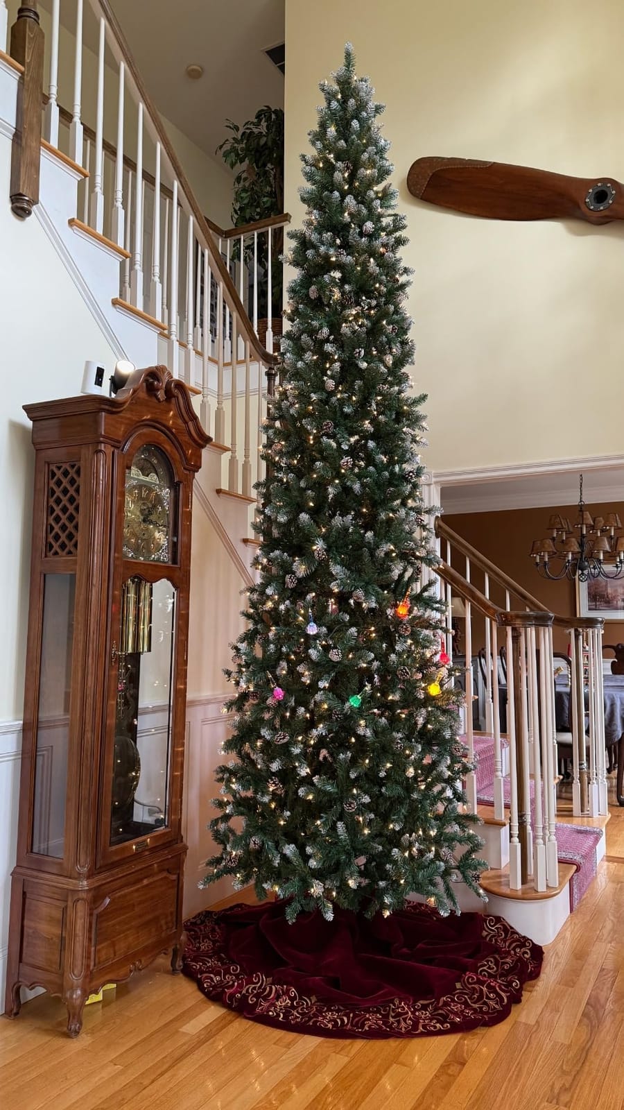 Best Choice Products 7.5ft Pre-lit Pencil Christmas Tree Pine w/Twinkling LEDs Partially Flocked Frosted Slim Holiday Decoration Skinny Xmas Tree, 350 Lights, 1,075 Frosted Tips, 64 Pine Cones, Stand customer photo 1