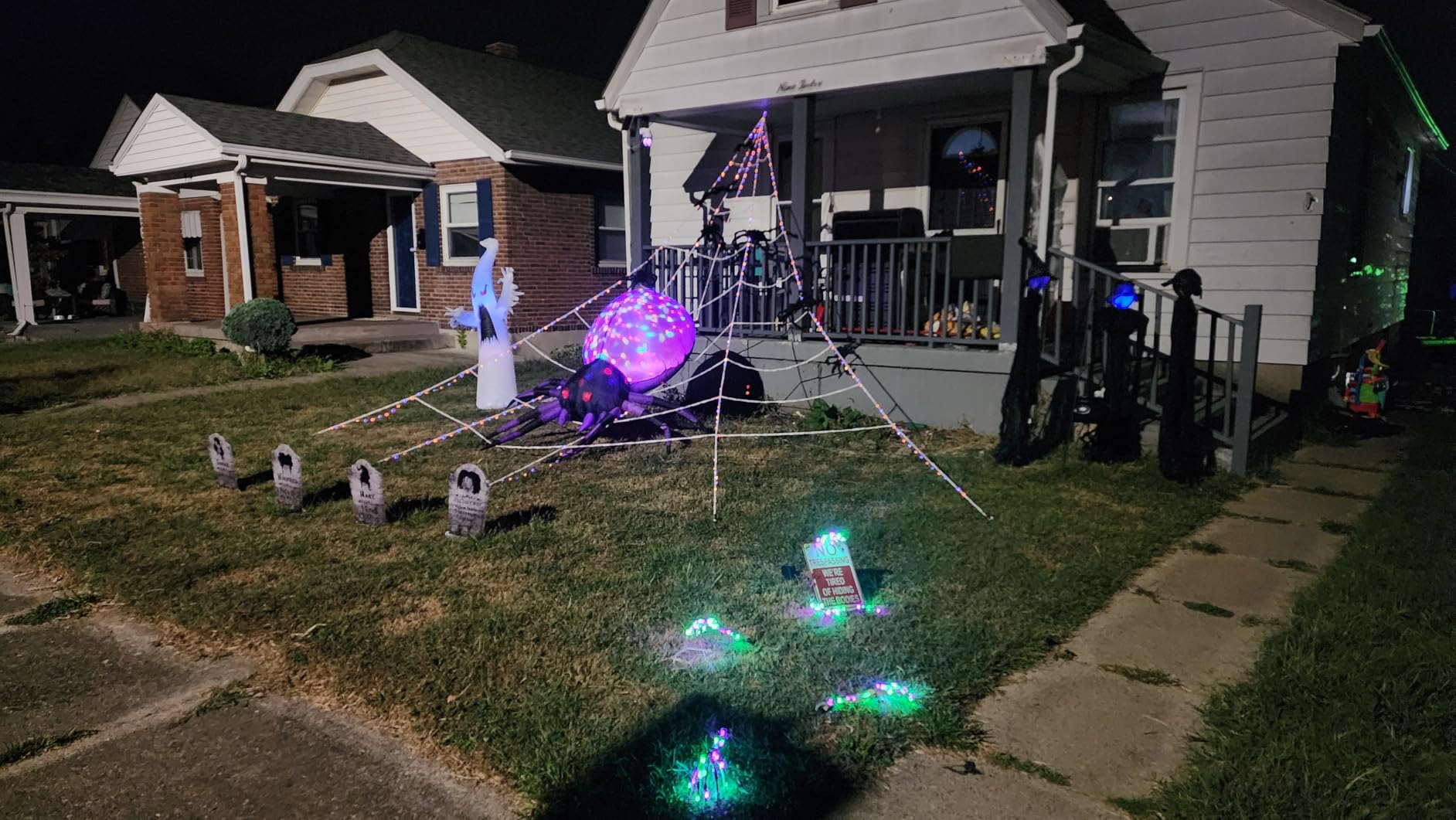 GOOSH 5 FT Width Halloween Inflatable Spider Outdoor Decoration with Magic Light, Blow Up Yard Inflatables Holiday Inflatables for Outdoor Yard Garden Lawn Decor customer photo 1