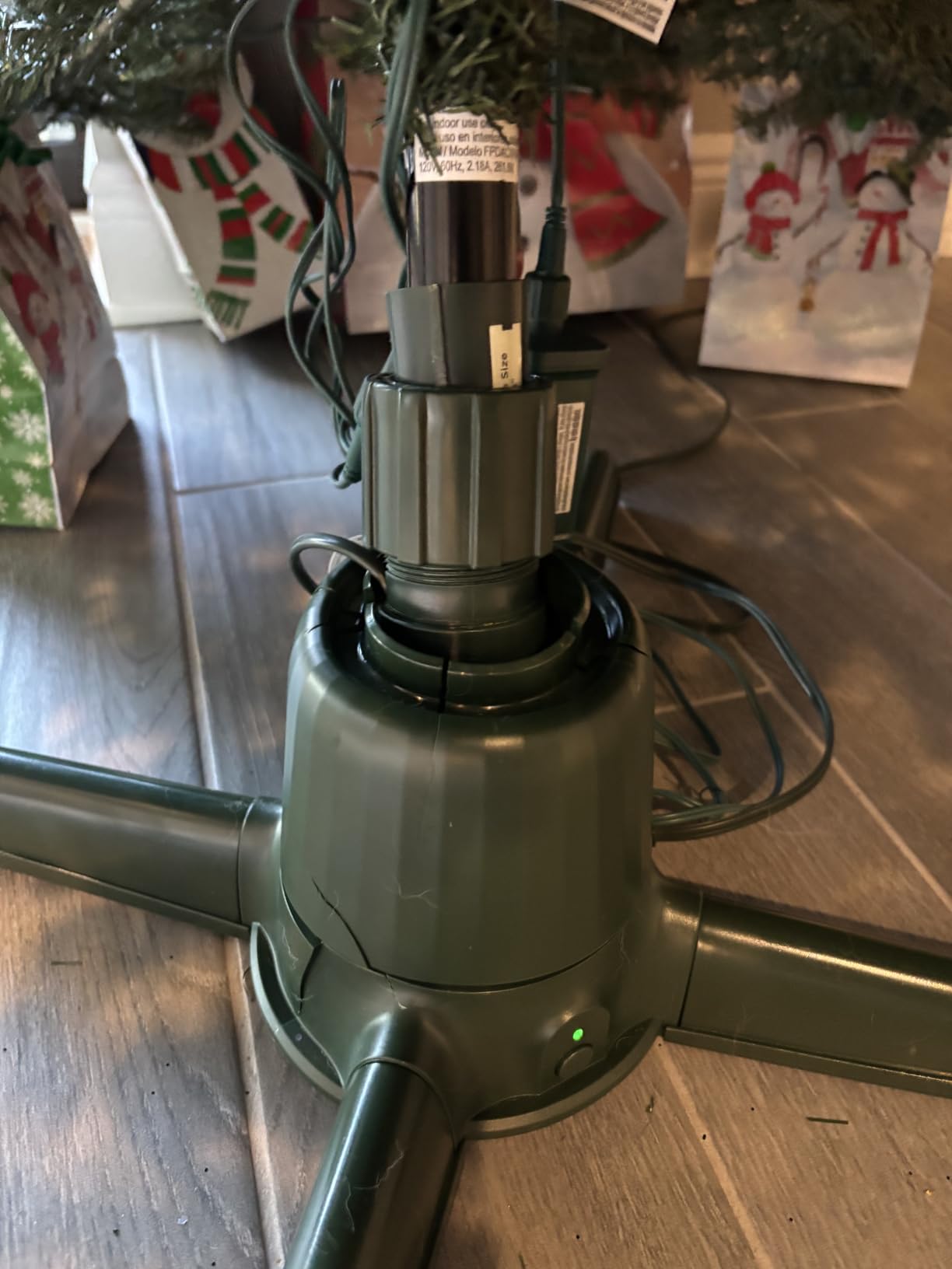 (2025 Upgrade) Rotating Christmas Tree Stand with Remote Control, Stable 360 Revolving Tree Base Stand, Up to 7.5ft 90lb. Adjustable Christmas Tree Holder for Xmas Tree, Artificial Tree (Green) customer photo 1