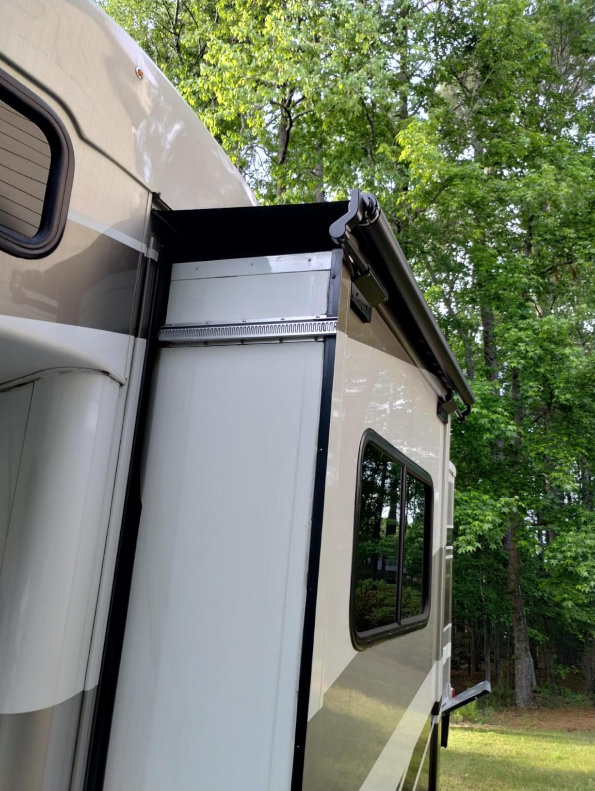 YESCAMP RV Slide Topper Awning Complete Kit,Universal Fit RV Slide Out Awning Protection for RVs,Campers,Travel Trailers,5th Wheels & Motorhomes,Black,7'(6'7'' Fabric) customer photo 2