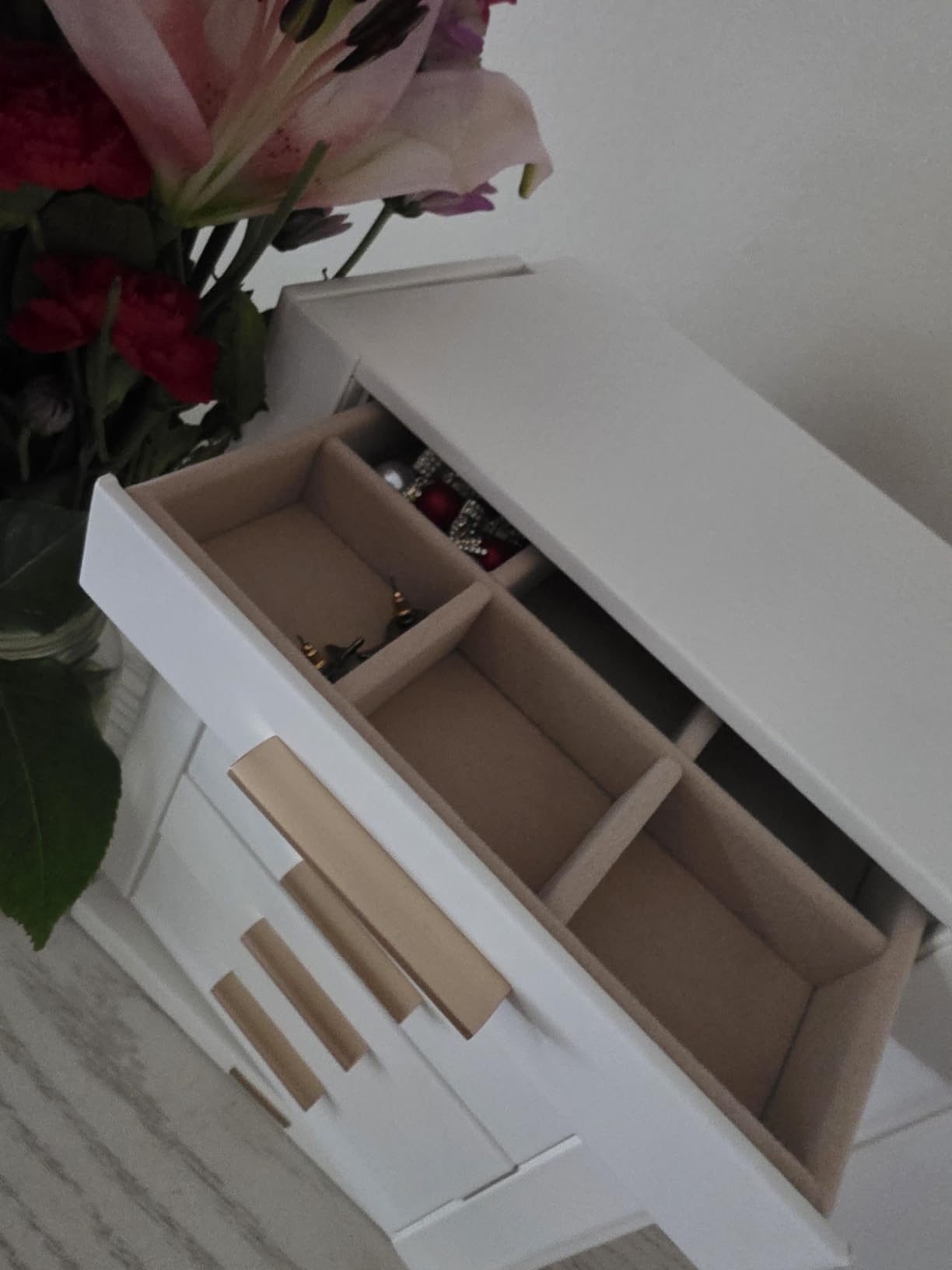 Glimmloop 360° Rotating Jewelry Box with 7 Drawers, Spacious Vertical Jewelry Organizer with Glass Window, Dustproof & Moisture-resistant Design, White customer photo 2