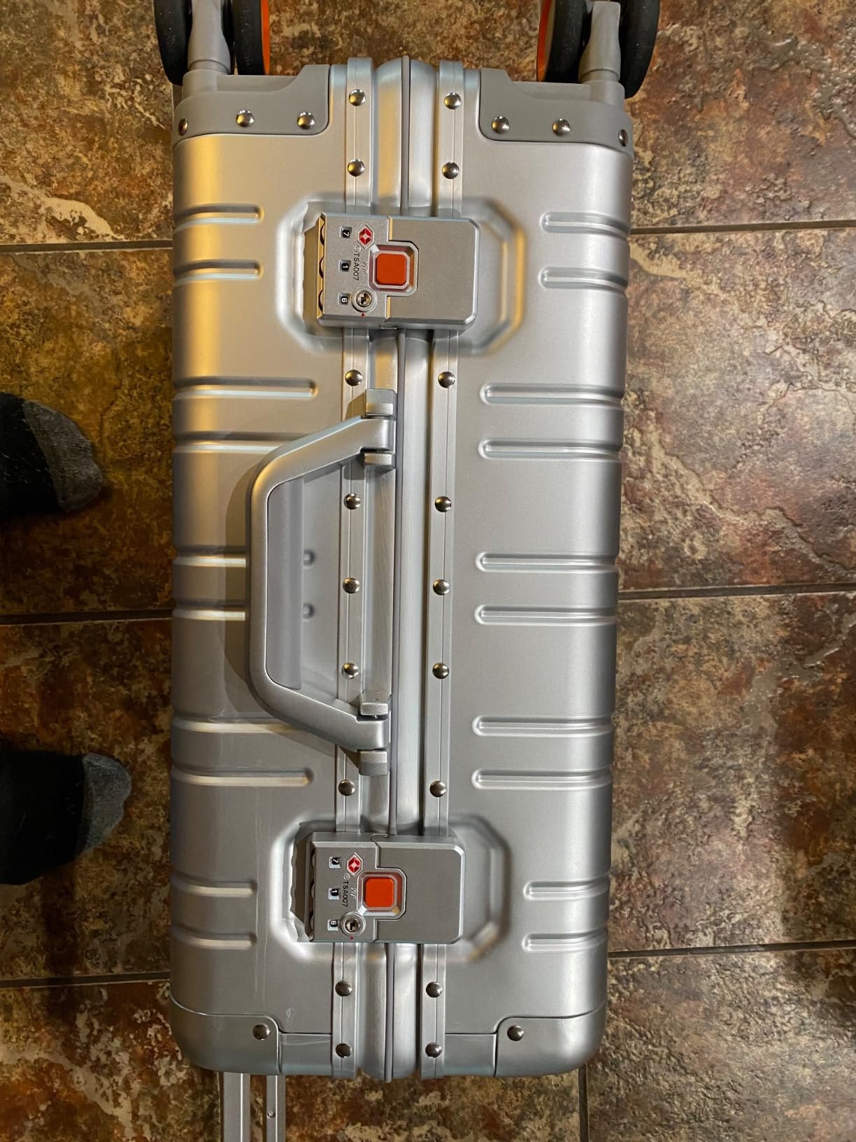 VentureVault All Aluminum 20 Inch Carry On Luggage With Wheels, Silver | Zipperless Suitcase, 22x14x9 Airline Approved, 360° Silent Spinner Wheels, TSA Locks, Lightweight, Hard Shell, Full Aluminum customer photo 1