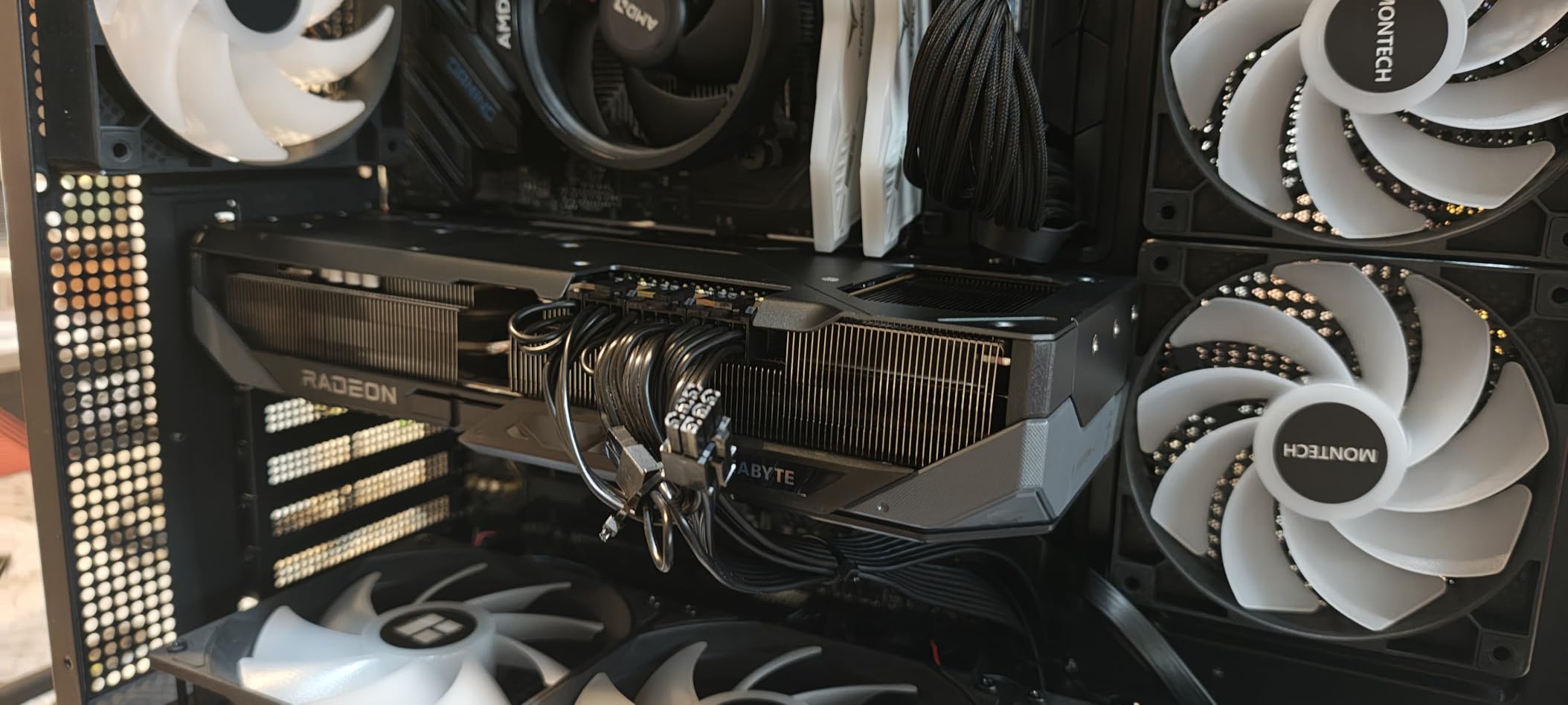GIGABYTE Radeon RX 9070 XT Gaming OC 16G Graphics Card, PCIe 5.0, 16GB GDDR6, GV-R9070XTGAMING OC-16GD Video Card customer photo 1