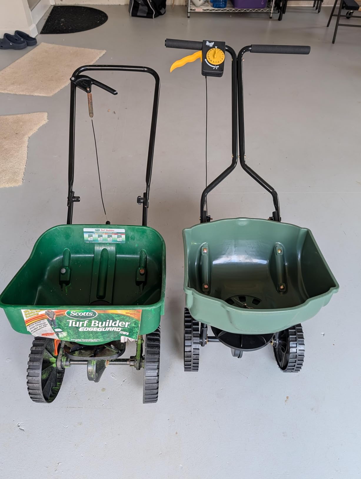 Amazon Basics Fertilizer Spreader for Lawn, Evenly Spreading, Multi-Gear System, Covers 5000 Square Feet per Load, 33 Pounds, 0.53 Cubic Feet, All Season, 1-Pack customer photo 2