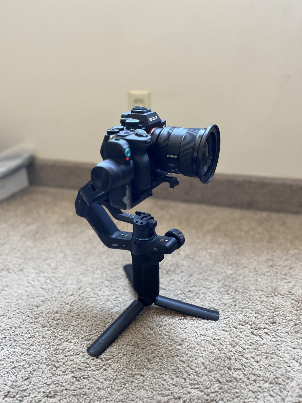 FeiyuTech SCORP Mini-3-Pro Gimbal Stabilizer for Camera Mirrorless/Compact/Action Cameras, Smartphone, 18m AI Tracking, Detachable Remote Handle, 4.4lbs Payload, 3-axis Gimbal for Canon Sony Nikon customer photo 2