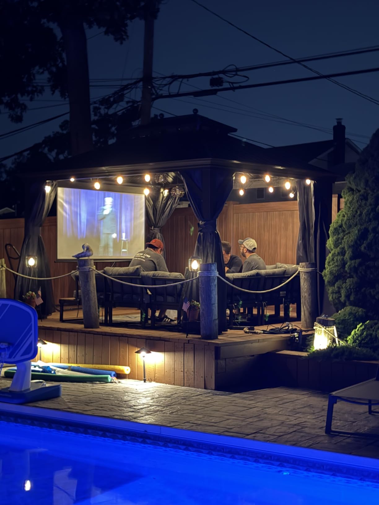 iSinbox Short Throw Projector 4K, Now with Netflix, Auto Focus, 40W Dolby customer photo 1