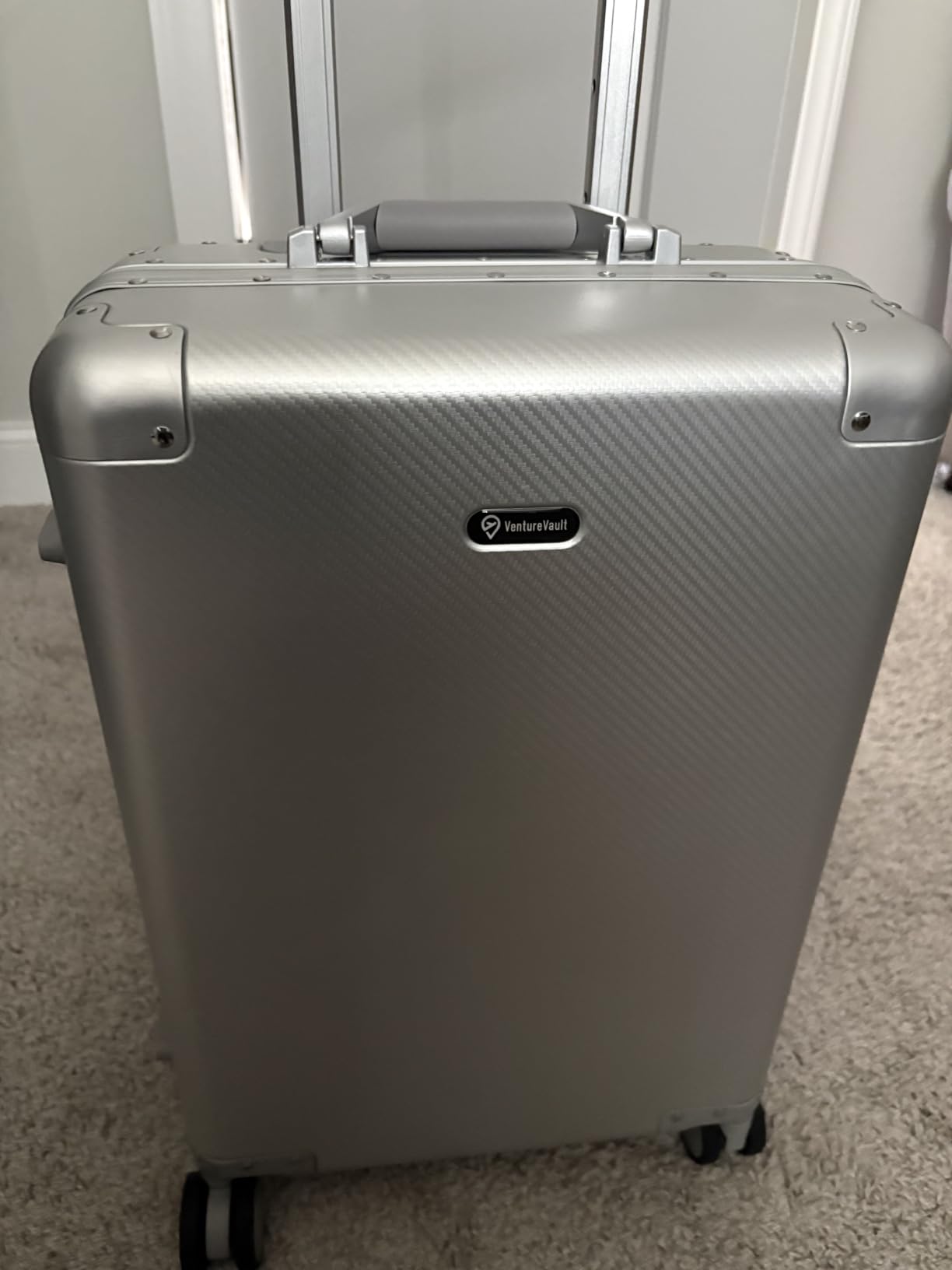 VentureVault All Aluminum 20 Inch Carry On Luggage, Zipperless, Black customer photo 2