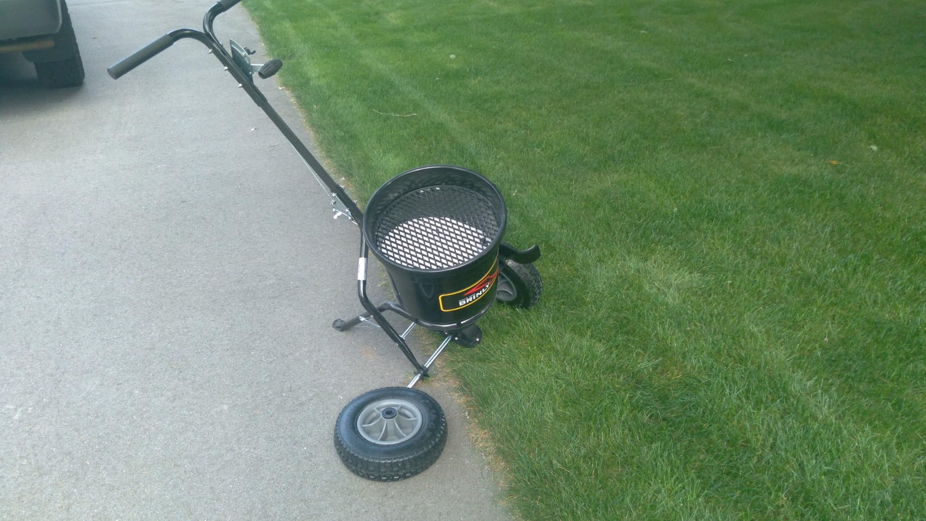 Brinly P20-500BHDF-A Push Spreader with Side Deflector Kit and Hopper Grate, 50 lb. Capacity - Flat Black customer photo 2