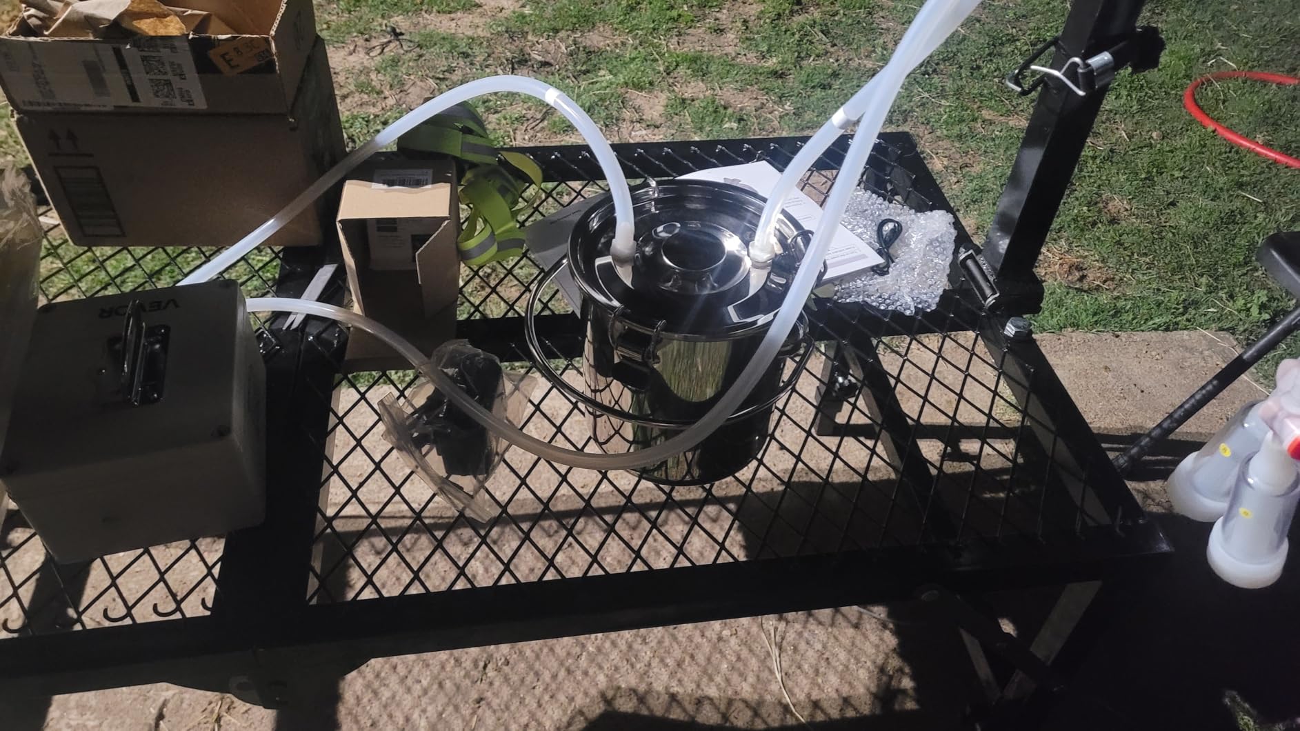 VEVOR Goat Milking Machine, 0.8 Gal / 3 L Food-Grade Stainless Steel Bucket, with 5200 mAh Rechargeable Battery, 2 Teat Cups, Cordless Portable Pulsation Vaccum Electric Milking Machine for Goats Only customer photo 1