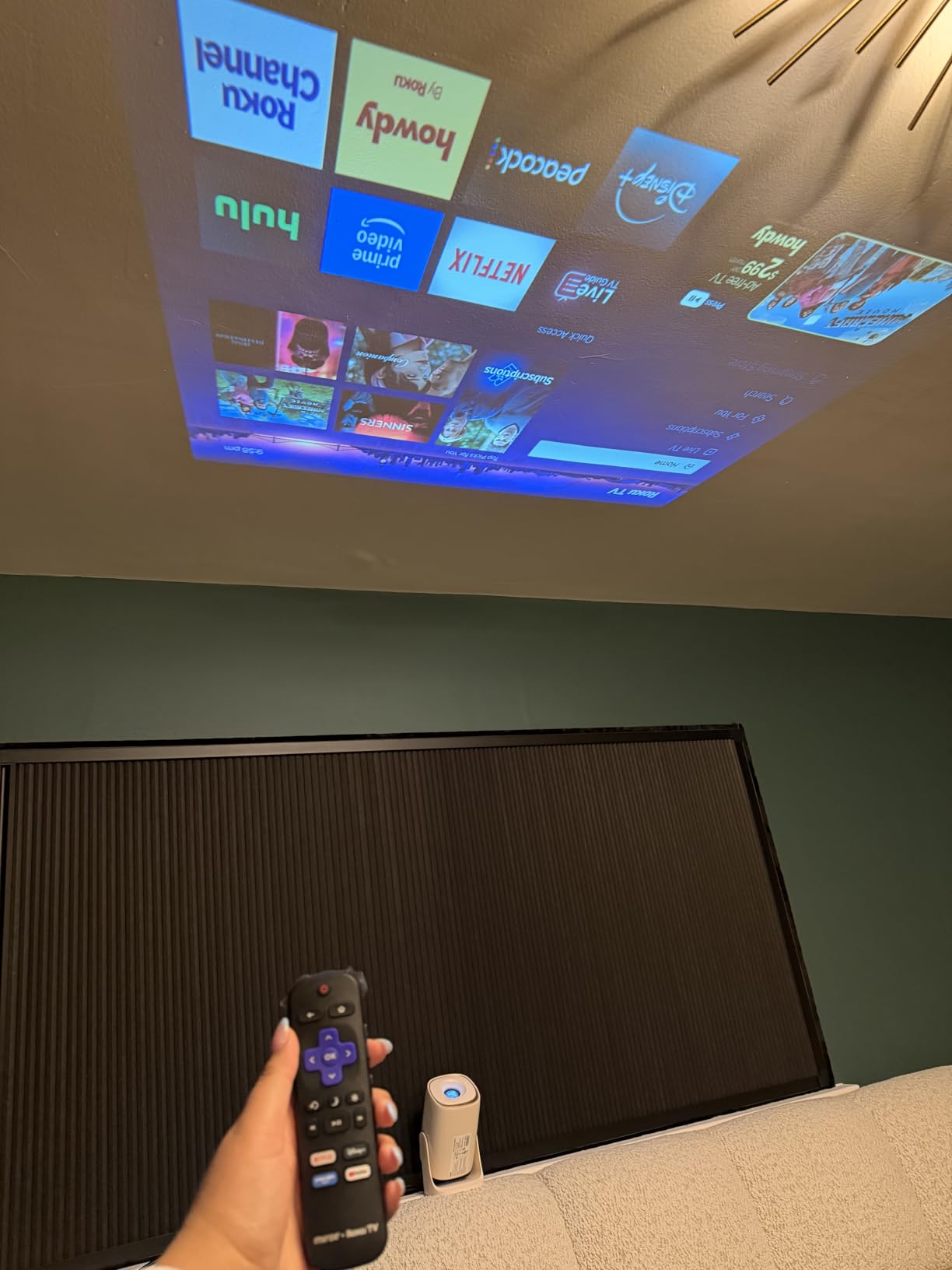 Miroir Roku TV Smart Projector with WiFi and Bluetooth, 150 ANSI, Dolby Audio, 270° Rotatable Stand, Auto Keystone & Zoom — Portable Mini Outdoor Movie Projector with Roku Streaming Built-in customer photo 1