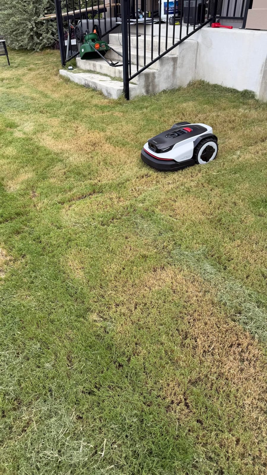 Roborock RockNeo Q110H Robot Lawn Mower, Wire-Free Robotic Lawn Mower with Full-Band RTK + VSLAM Navigation, Auto Mapping, AI Vision Obstacle Avoidance, App Control, 45% Slope, Covers Up to 1/4 Acre customer photo 1
