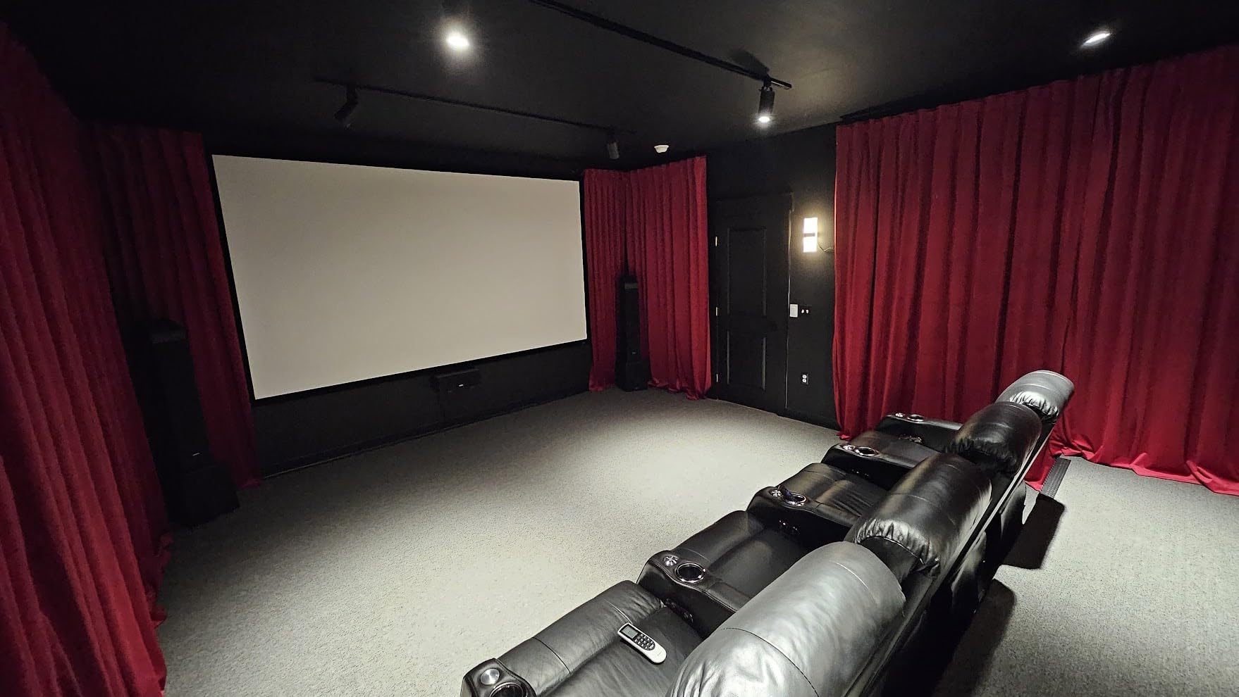 Hisense XR10 Triple Laser 4K Projector, 6000 ANSI Lumens, 6000:1 Contrast, IRIS Lens, 0.84-2.0:1 Optical Zoom, Lens Shift,65” - 300”, Dolby Vision, IMAX Enhanced, Vidaa OS, Tuned by Devialet customer photo 1