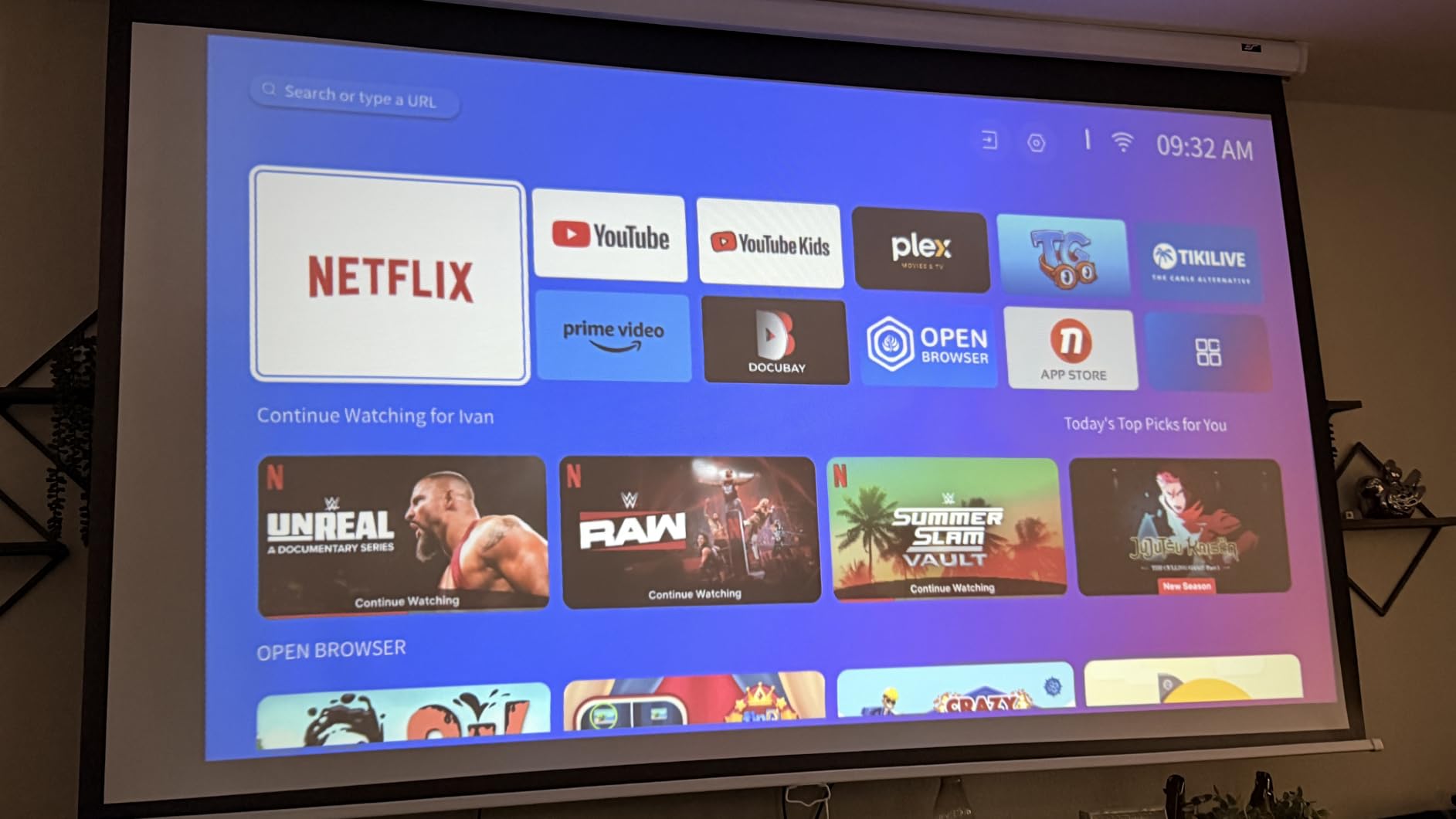Roku TV 1080P FHD Mini Smart Projector with Wi-Fi and Bluetooth customer photo 1
