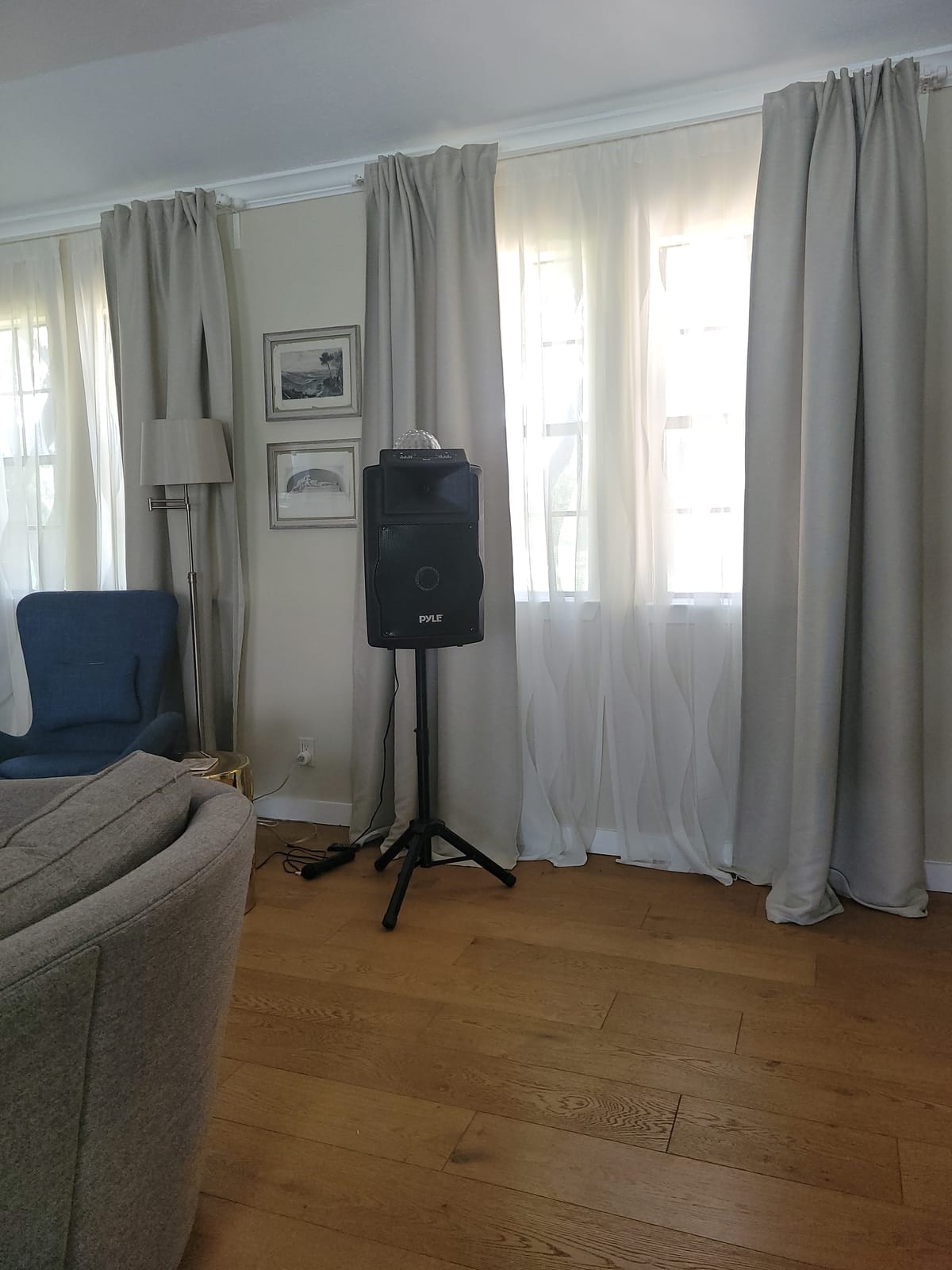 Wireless Portable PA Speaker System - 700 W Battery Powered Rechargeable Sound Speaker and Microphone Set with Bluetooth MP3 USB Micro SD FM Radio AUX 1/4
