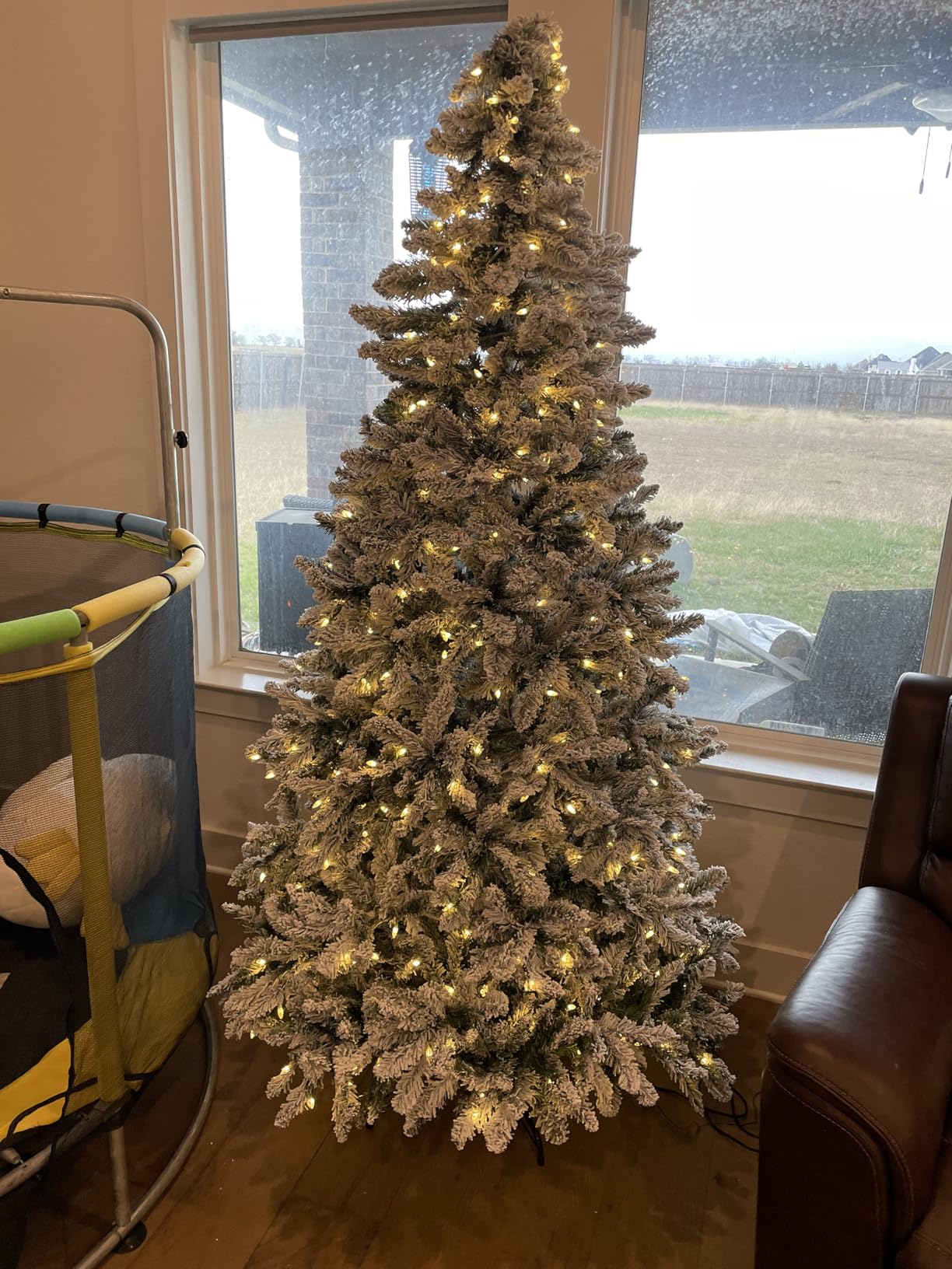Hykolity 7 ft Prelit Snow Flocked Christmas Tree with 300 Warm White LEDs customer photo 1