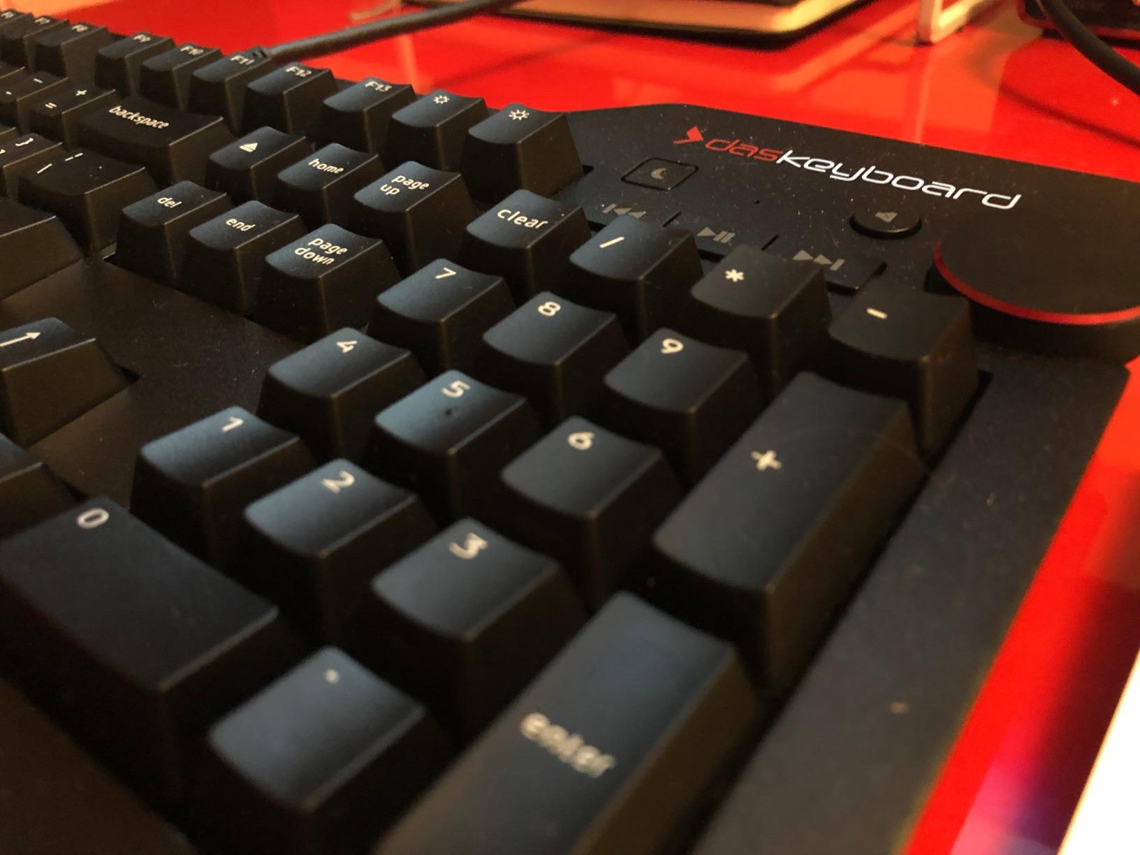 Das Keyboard 4 Professional for Mac Wired Mechanical Keyboard, Cherry MX Brown Mechanical Switches, 2-Port USB 3.0 Hub, Volume Knob, Aluminum Top (104 Keys, Black) customer photo 2