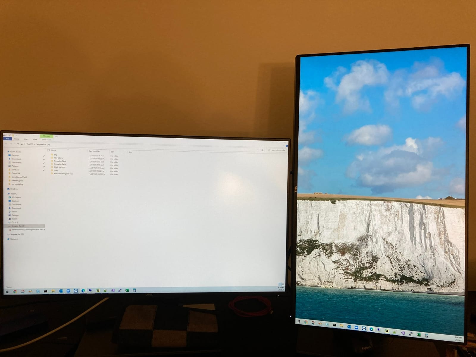 Dell Ultrasharp 24 inch Infinity Edge Monitor - U2417H, Full HD 1920 X 1080 At 60 Hz|Ips, Anti-Glare with Hard Coat 3H|Vesa Mounting Support|Tilt|Pivot|Swivel|Height Adjustable Stand customer photo 1