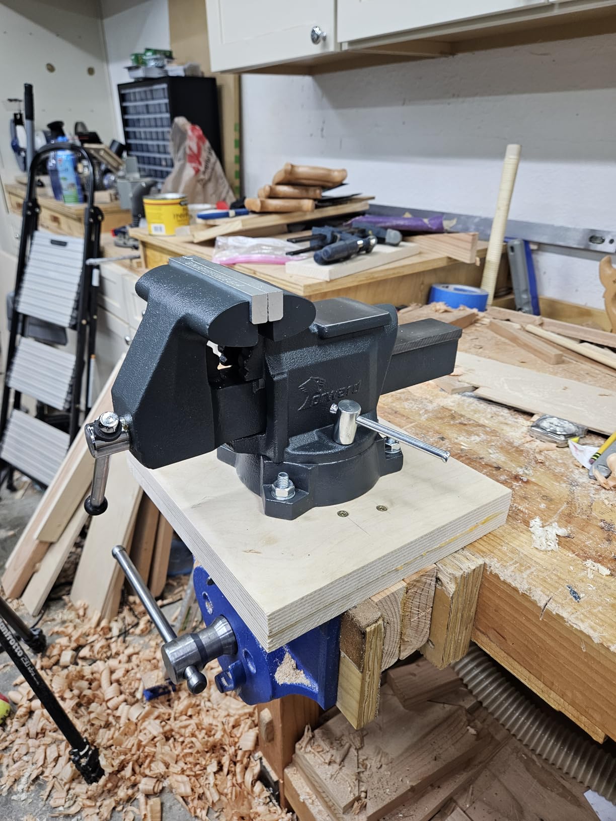 Forward CR40A 4.5 Inch Bench Vise Heavy Duty with Anvil and 210°Swivel Base customer photo 1