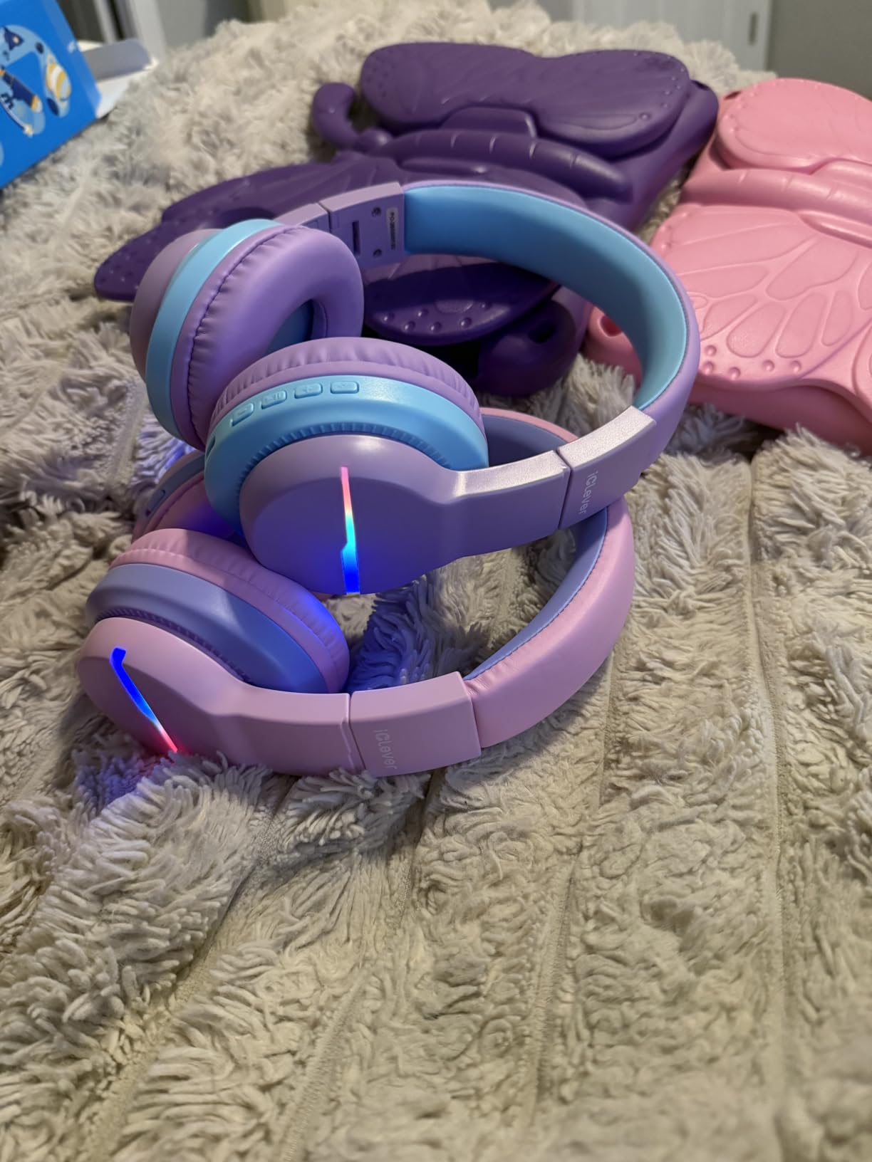 iClever BTH12 Kids Bluetooth Headphones 85H Playtime with LED Lights Travel customer photo 1