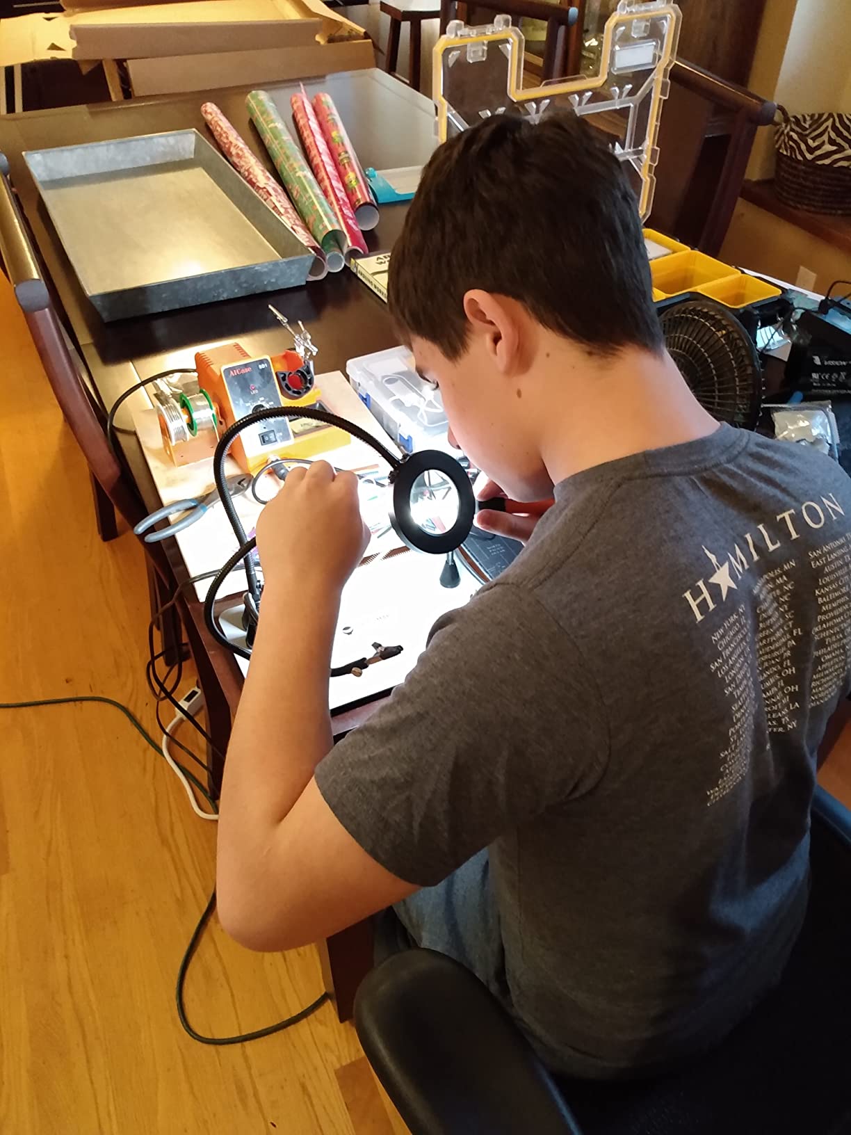 SainSmart Magnetic Helping Hands Soldering Station with an 11.1 x 7.1 Inch Larger Base, 5X LED Magnifying Lamp, 4 PCB Circuit Board Holder & 4 Flexible Magnetic Helping Hands customer photo 1