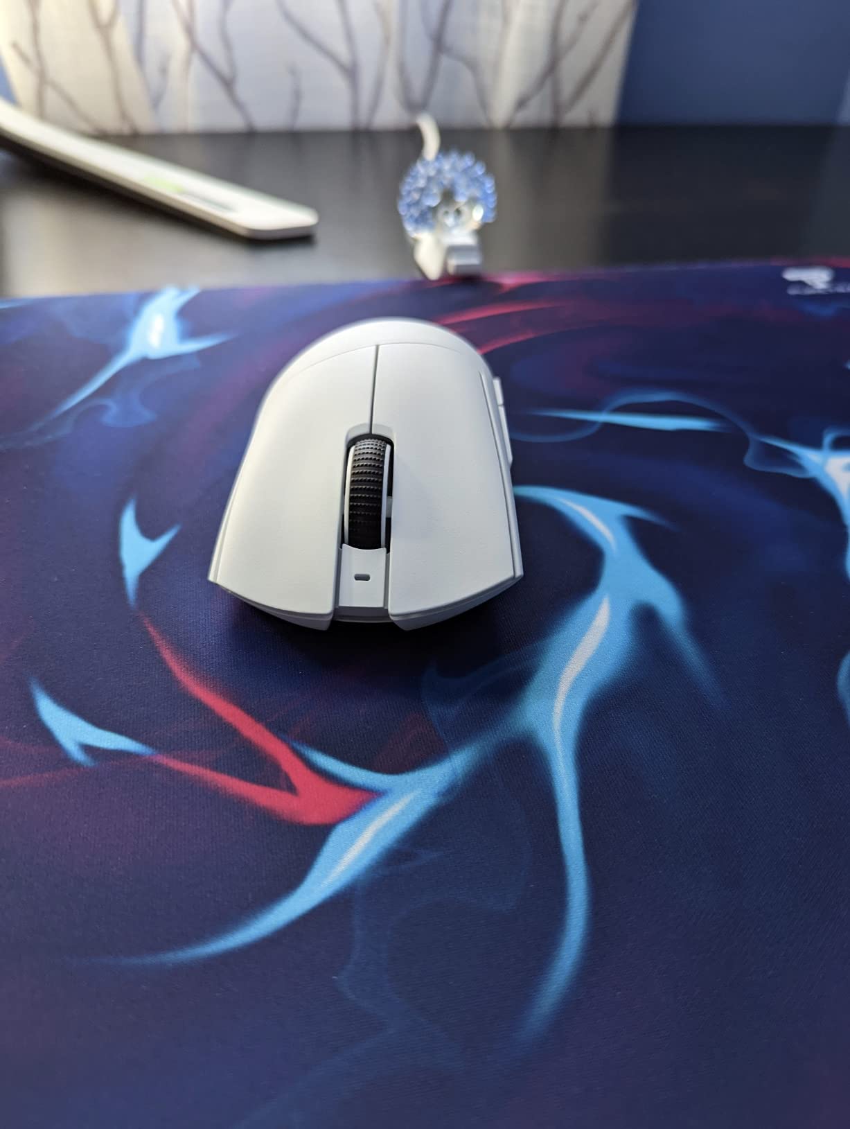 Razer DeathAdder V3 Pro Wireless Gaming Mouse, 64g, 90 Hr Battery, White customer photo 2