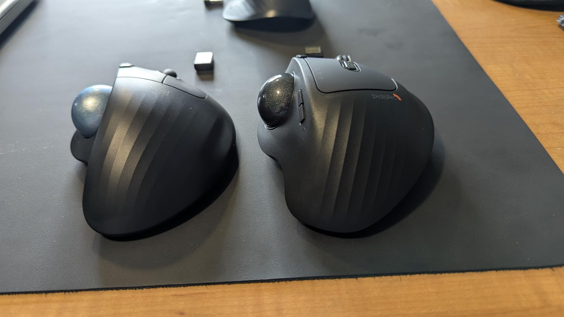 ProtoArc EM01 NL Wireless Trackball Mouse, Rechargeable Thumb Control, Red customer photo 2