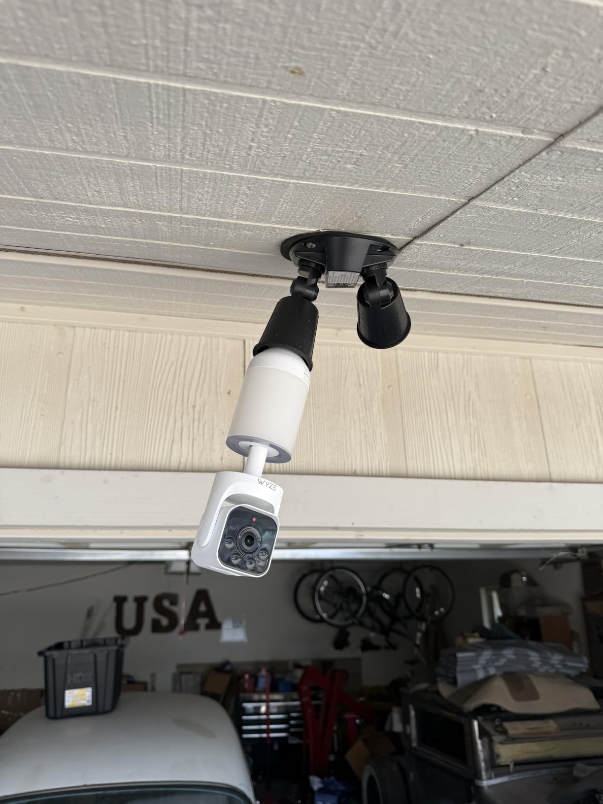 WYZE Bulb Cam - 2K HD Smart Light Bulb Security Camera, E26 Socket customer photo 2